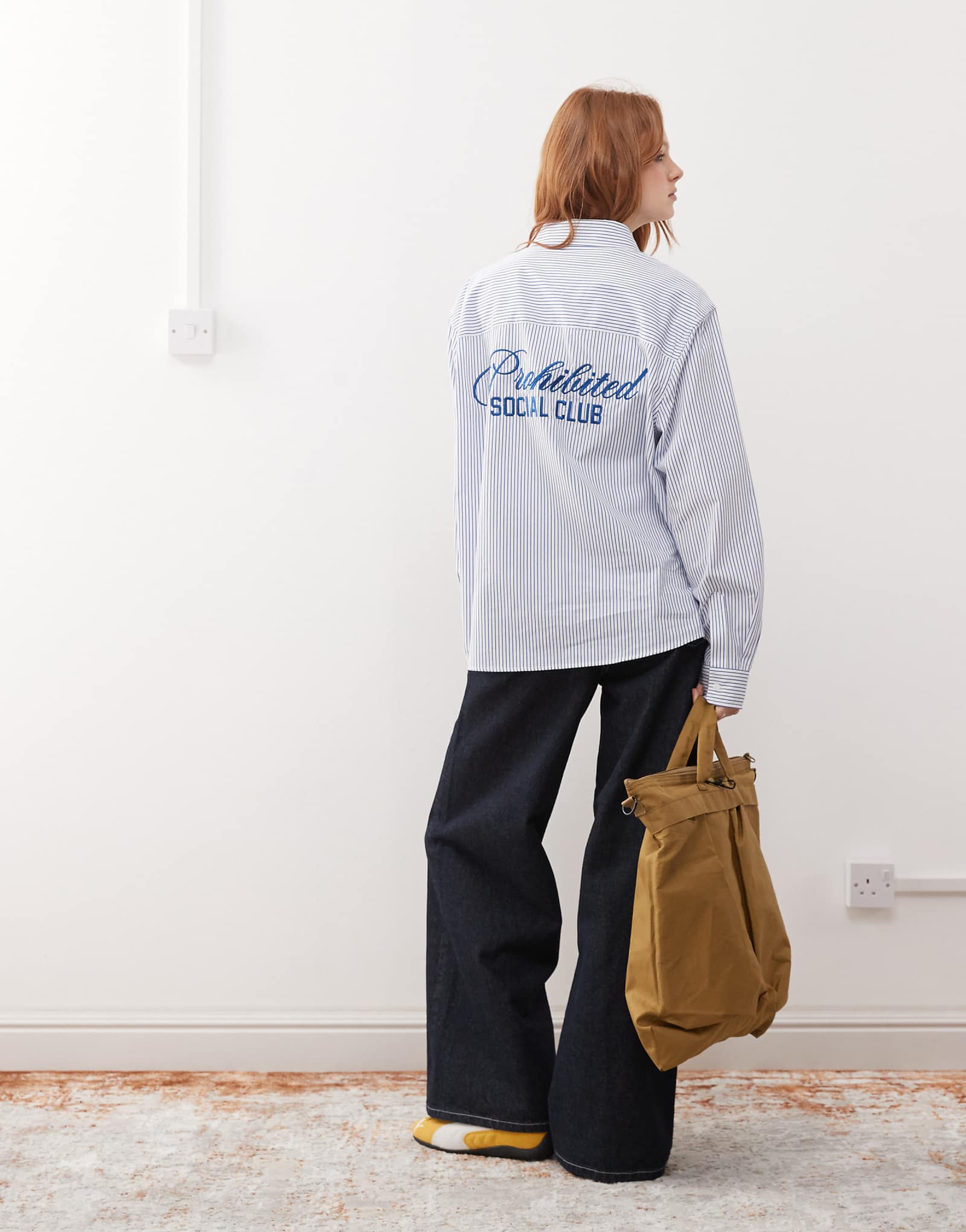 Рубашка в синюю полоску с принтом Запрещенный социальный клуб на спине 17990₽