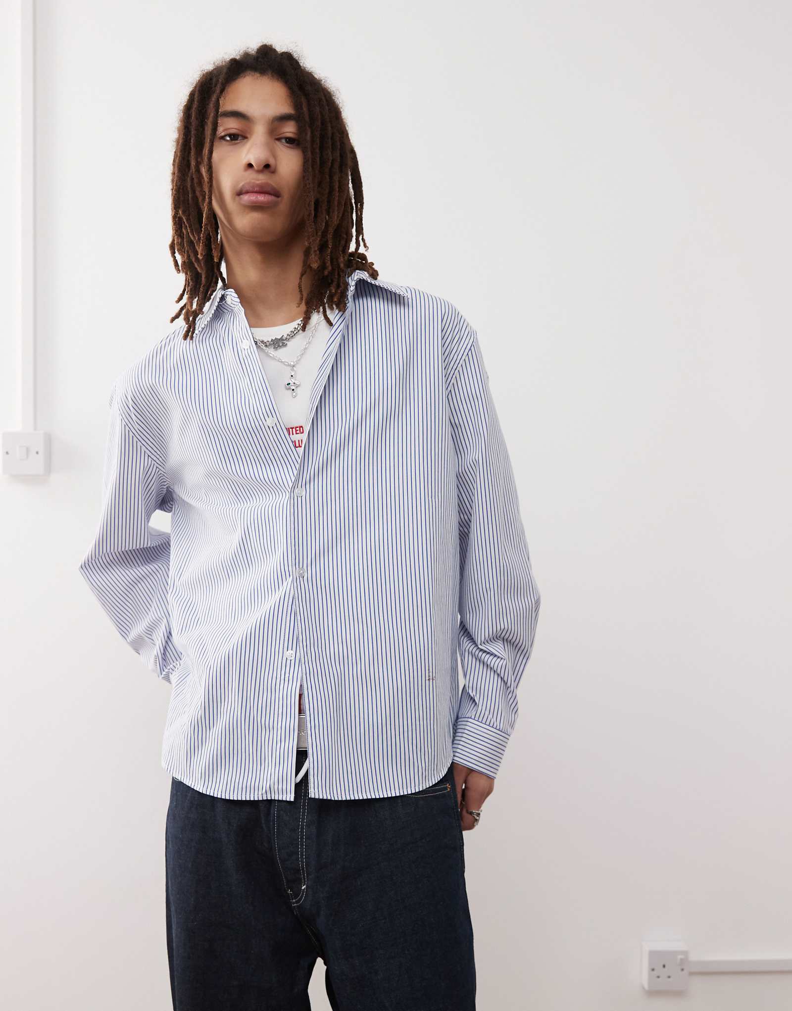 Рубашка в синюю полоску с принтом Запрещенный социальный клуб на спине 8990₽