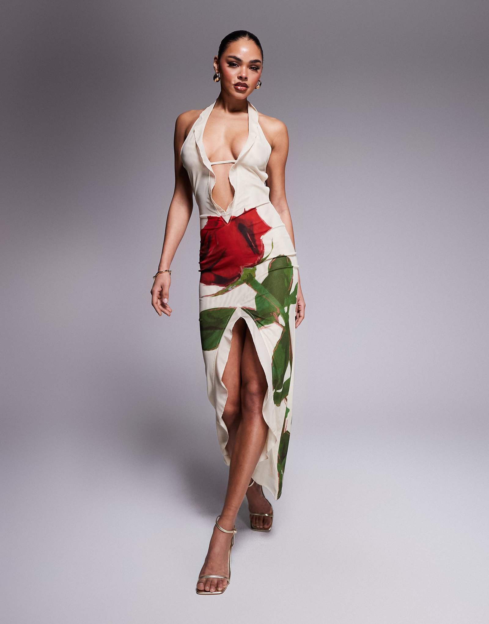 Эксклюзивное макси-платье Murci с глубоким вырезом спереди и разрезом на спине из сетки с оборками и принтом кремовой розы 17590₽