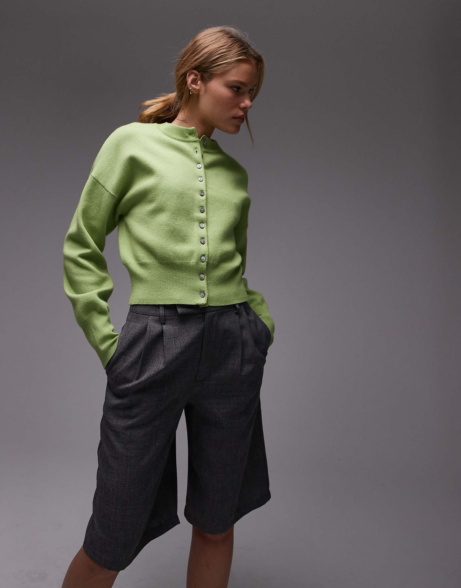 Вязаный компактный кардиган с приталенной талией от Topshop зеленого цвета 11490₽