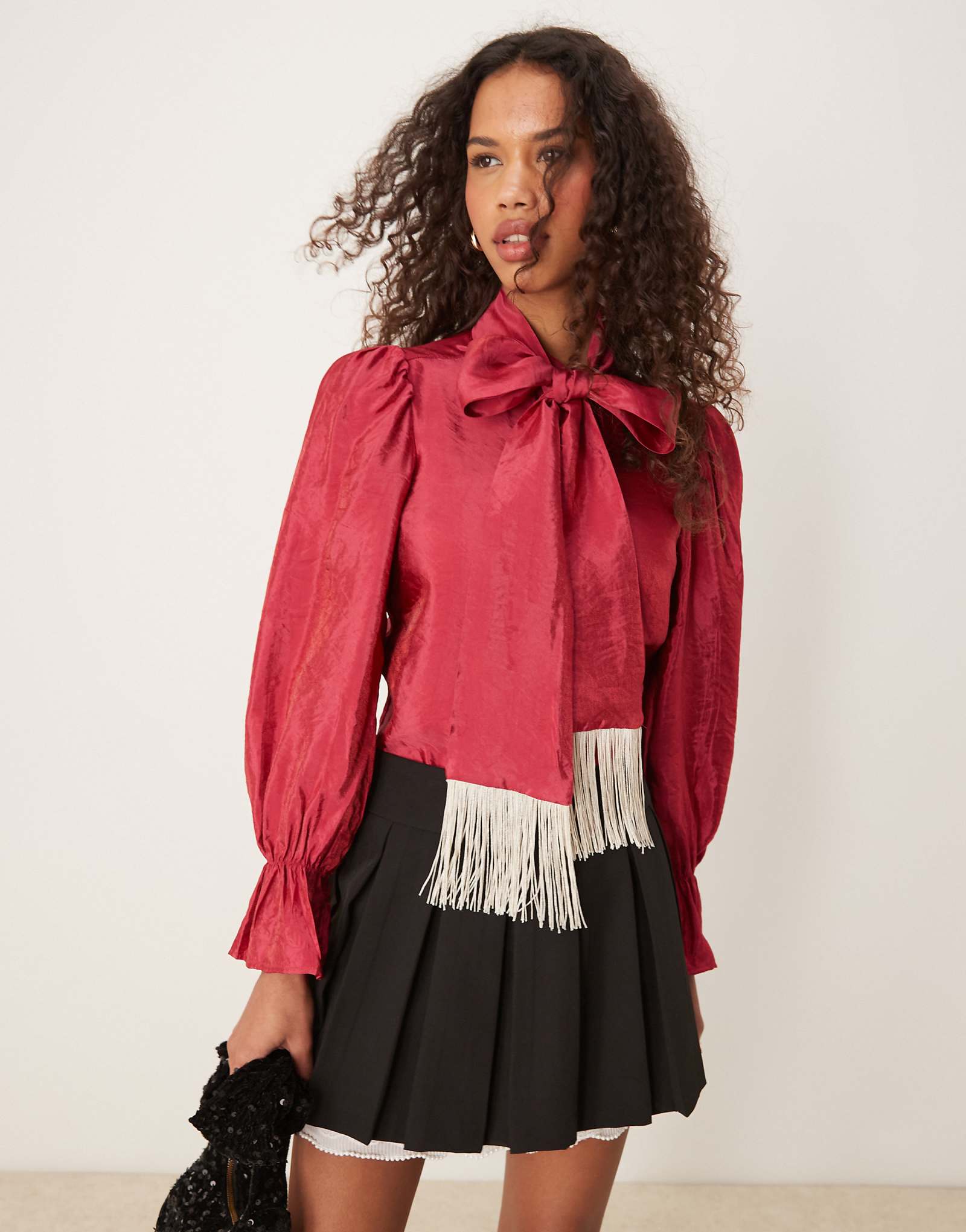 Блузка сестры Джейн с бахромой и бантом малиново-красного цвета 16290₽