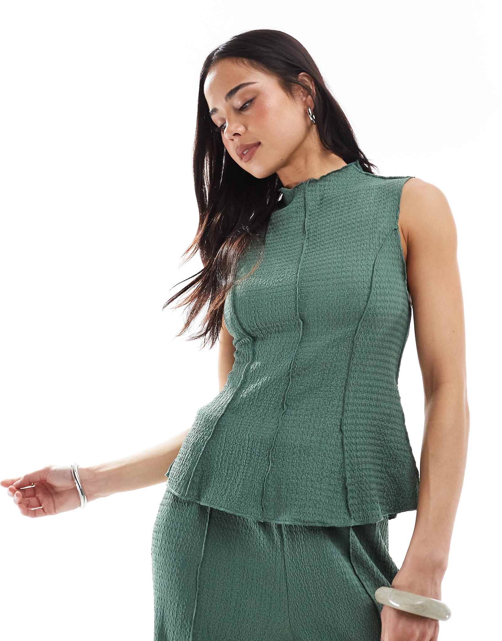 Верх из текстурированного трикотажа Vero Moda с отделкой по швам цвета сосны - часть комплекта 8890₽