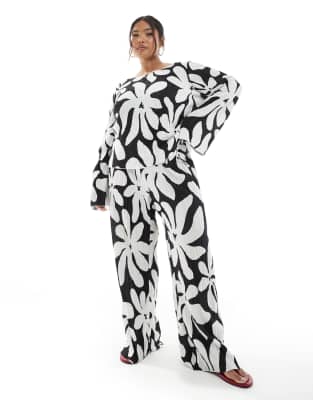 Широкие брюки из плиссе с завышенной талией Vero Moda Curve с черно-белым цветочным принтом