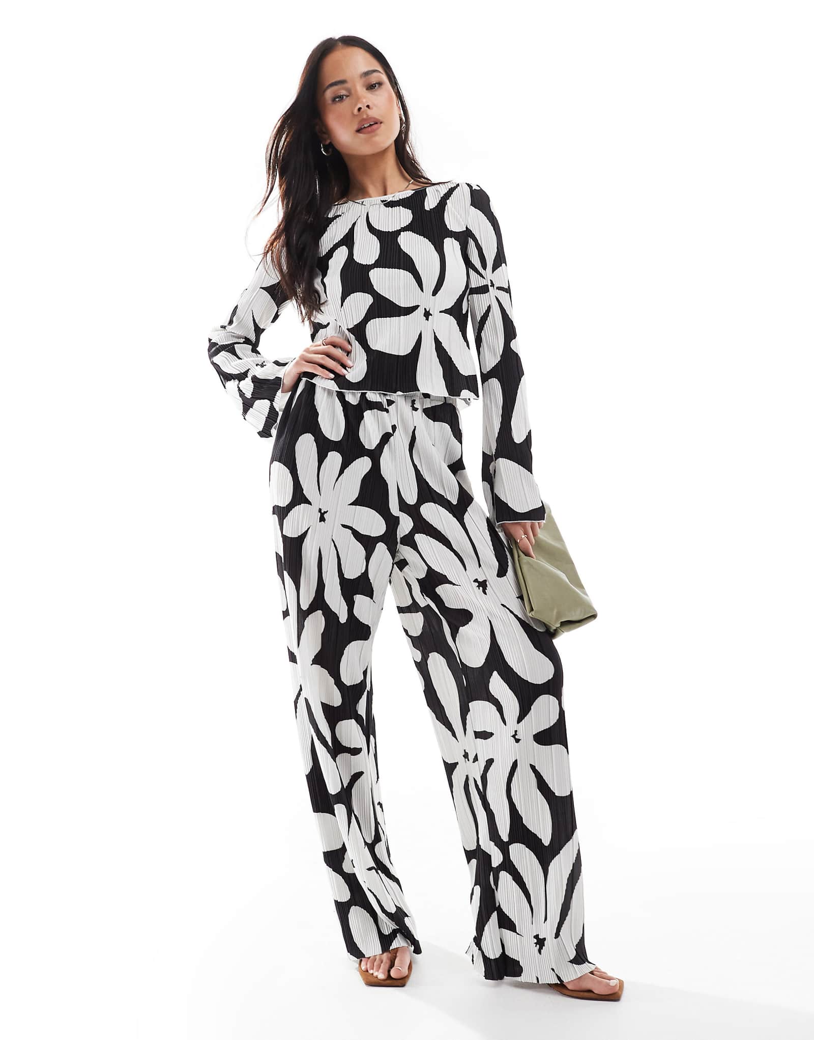 Широкие брюки-плиссе Vero Moda с завышенной талией и черно-белым цветочным принтом - часть комплекта 6590₽