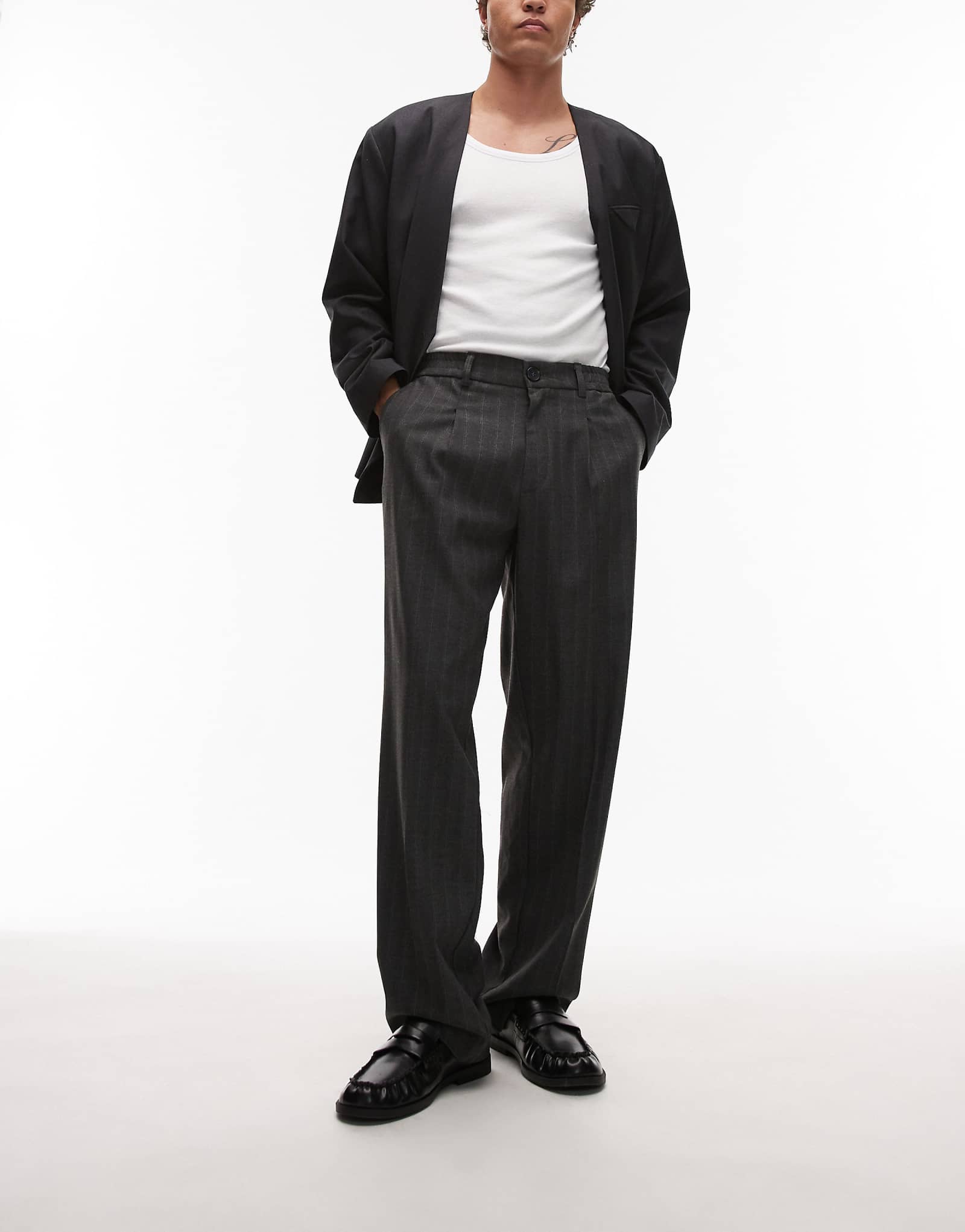 Широкие брюки Topman в тонкую полоску светло-серого цвета 4590₽