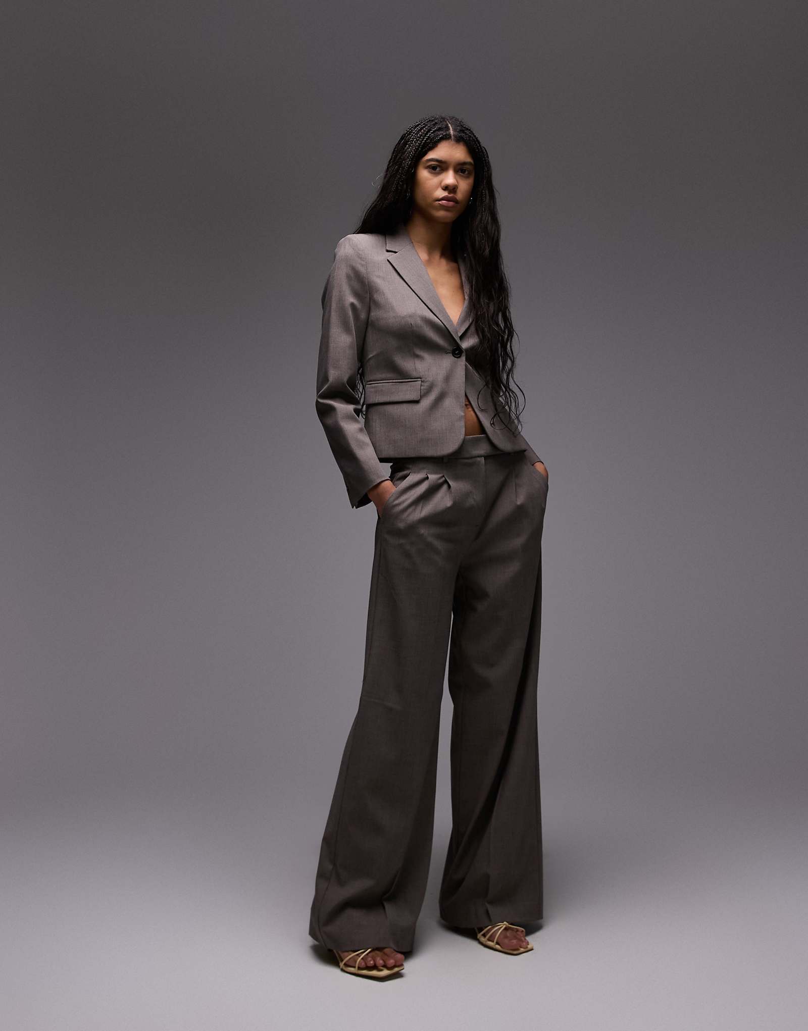 Широкие брюки Mango со складками спереди коричневого цвета - часть комплекта 11890₽