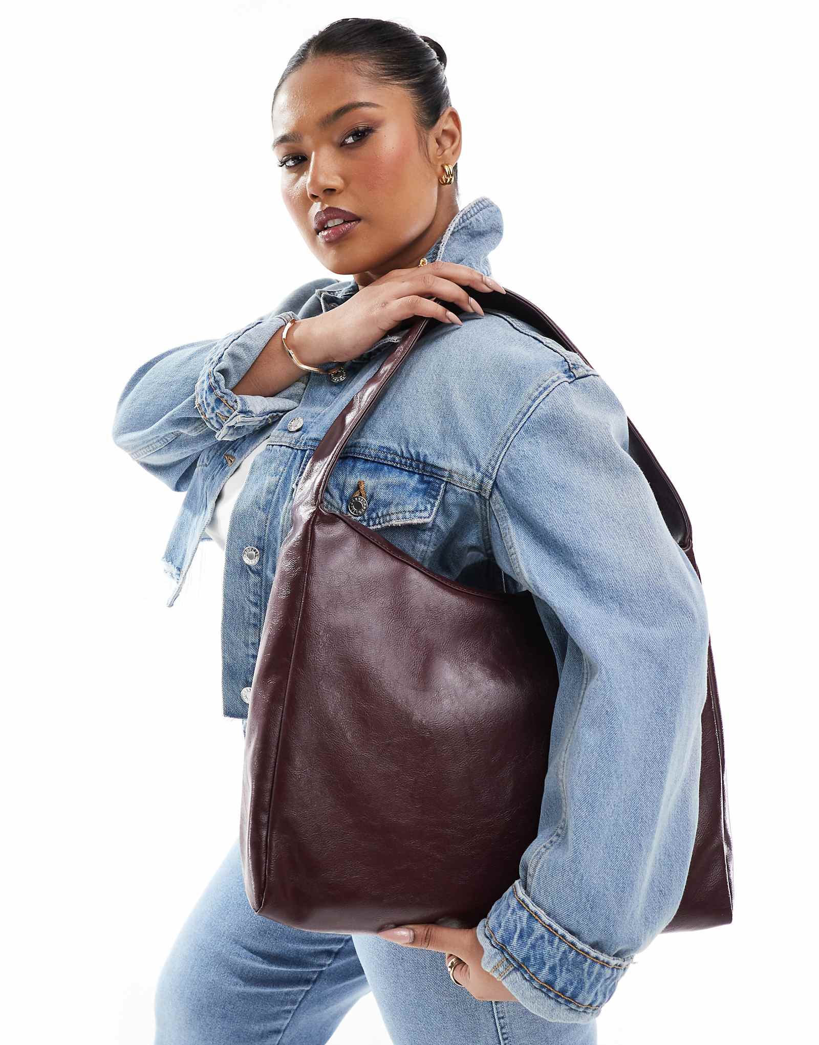 Сумка-тоут Pull-Bear из искусственной кожи среднего размера темно-бордового цвета 5990₽