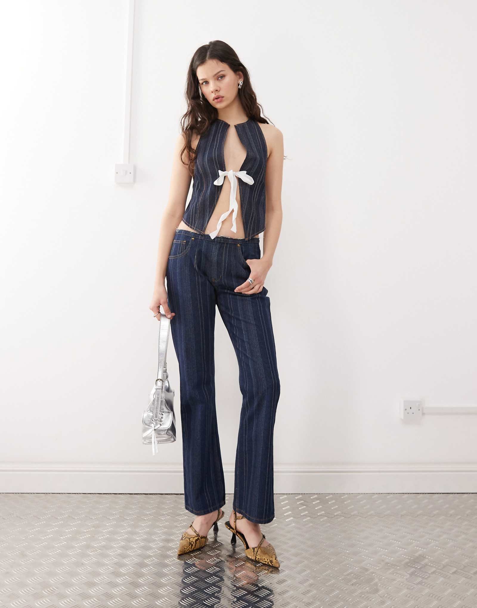 Расклешенные джинсы Lioness denim с низкой посадкой в темную джинсовую полоску - часть комплекта