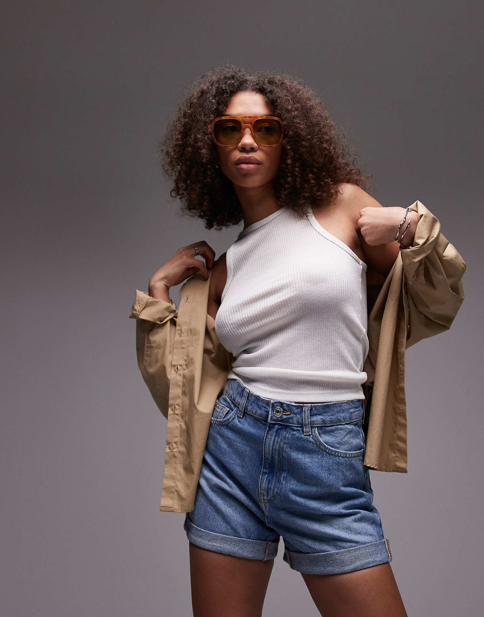 Джинсовые шорты Mango mom светло-голубого цвета 5690₽