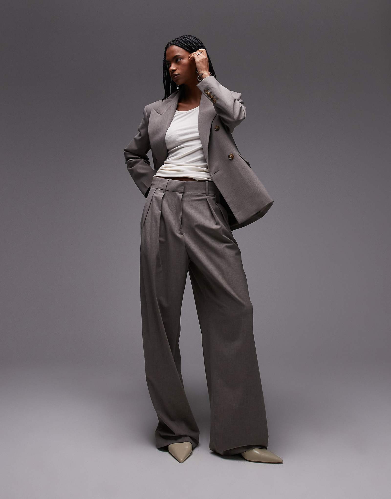 Брюки Mango свободного покроя прямого кроя сшитые на заказ темно-коричневого цвета - часть комплекта 23890₽