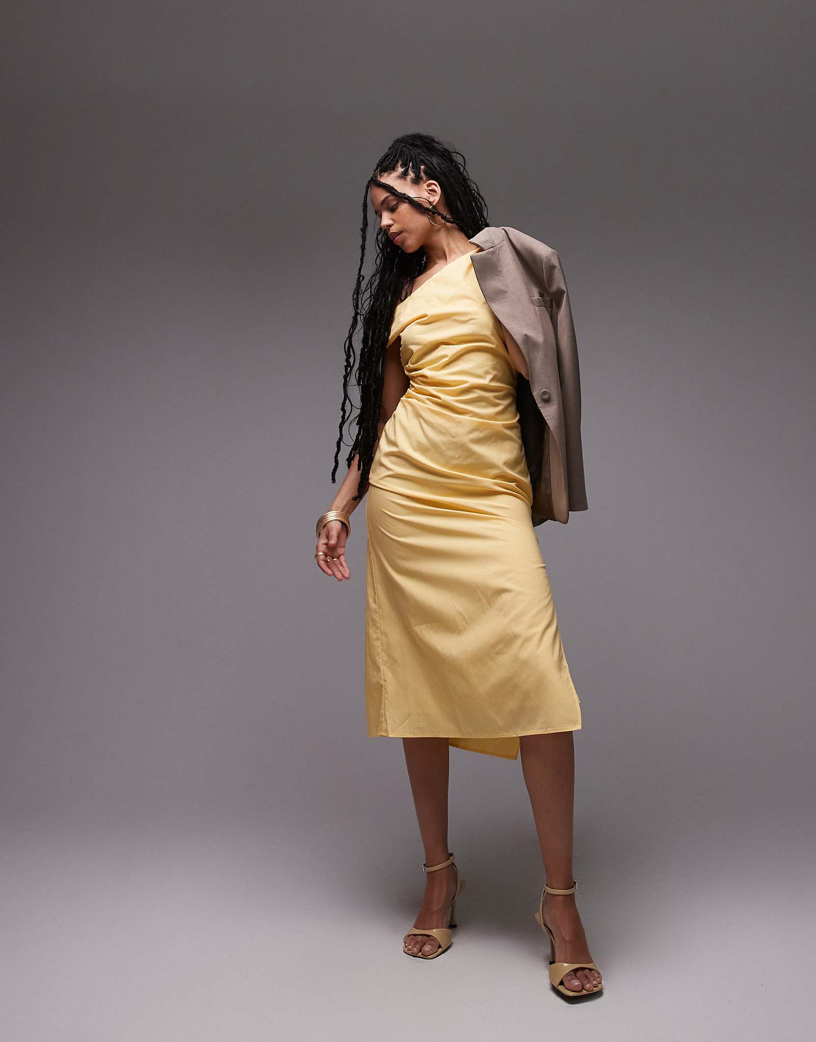 Макси-платье Mango с открытыми плечами бледно-желтого цвета 16290₽