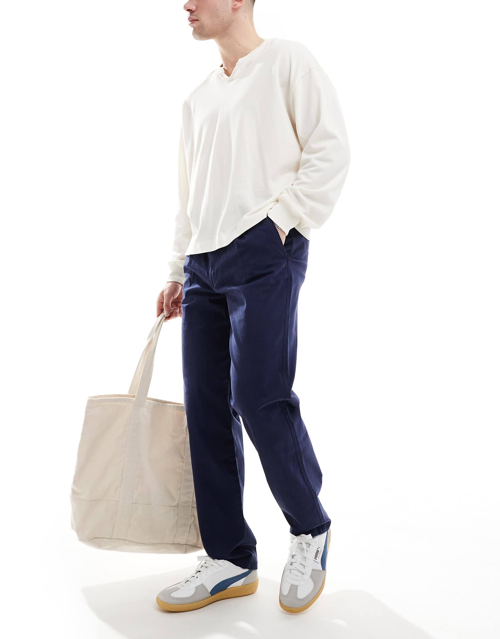 Поношенные брюки темно-синего цвета 5290₽