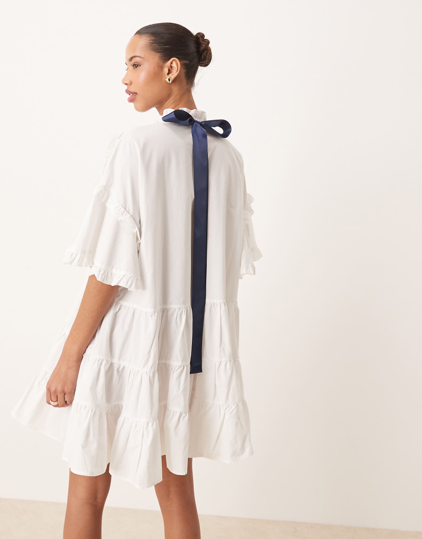 Мини-платье Sister Jane с контрастным бантом жемчужно-белого цвета 15690₽