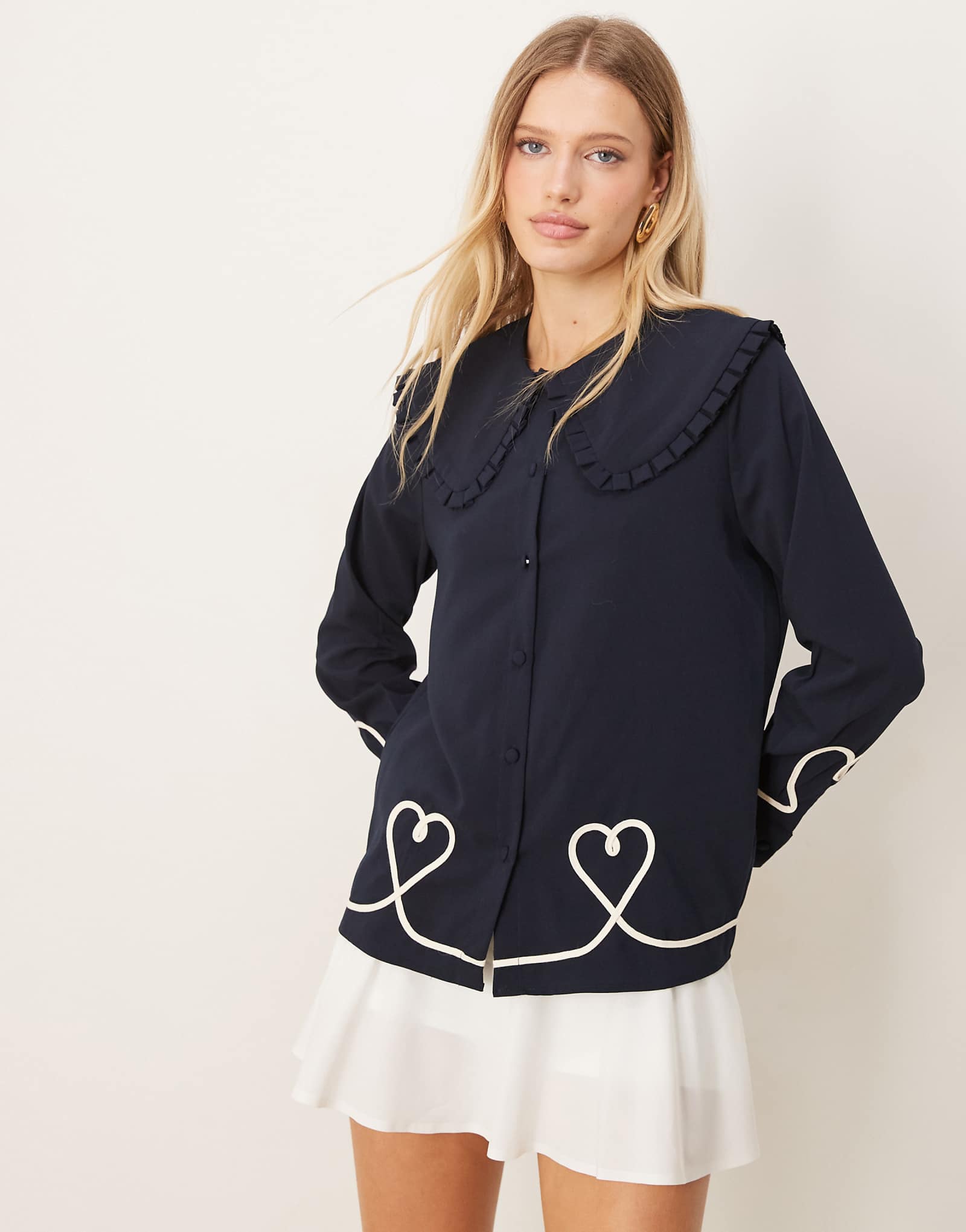 Блузка сестры Джейн с вышитыми сердечками темно-синего цвета 12790₽