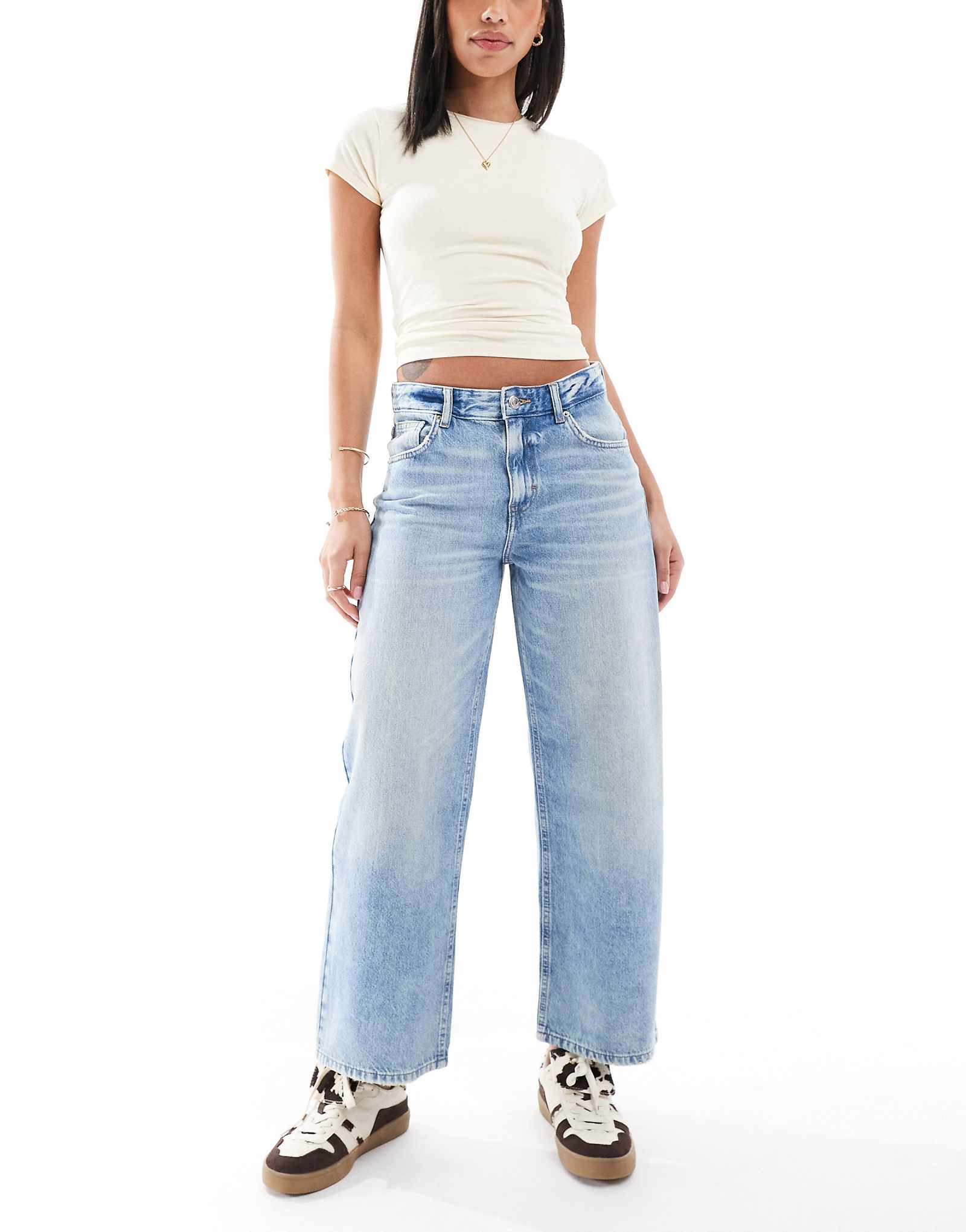 Джинсы-кюлоты Pull-Bear средней посадки светло-голубого цвета 10590₽