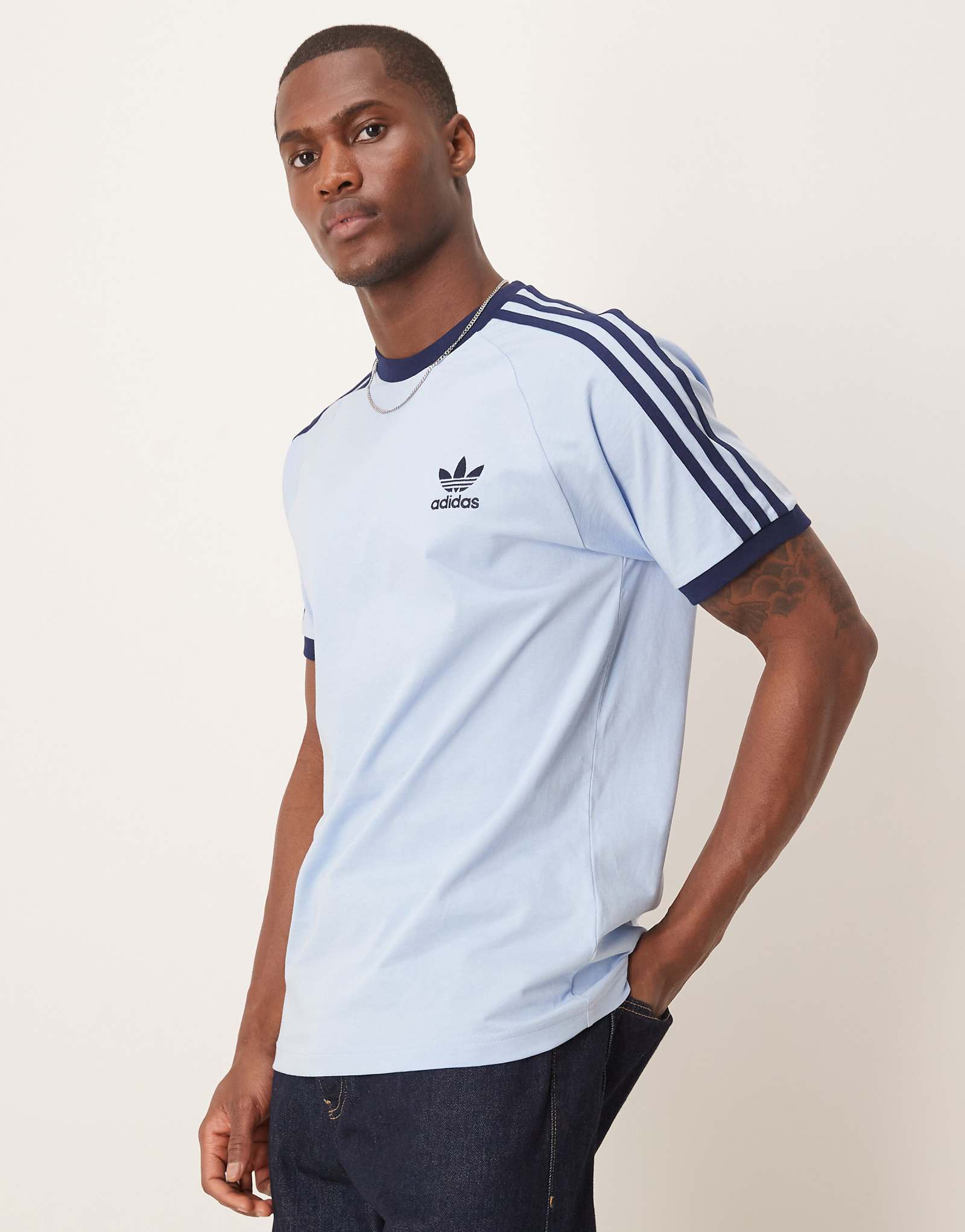 футболка adidas Originals с 3 полосками светло-голубого цвета 6590₽