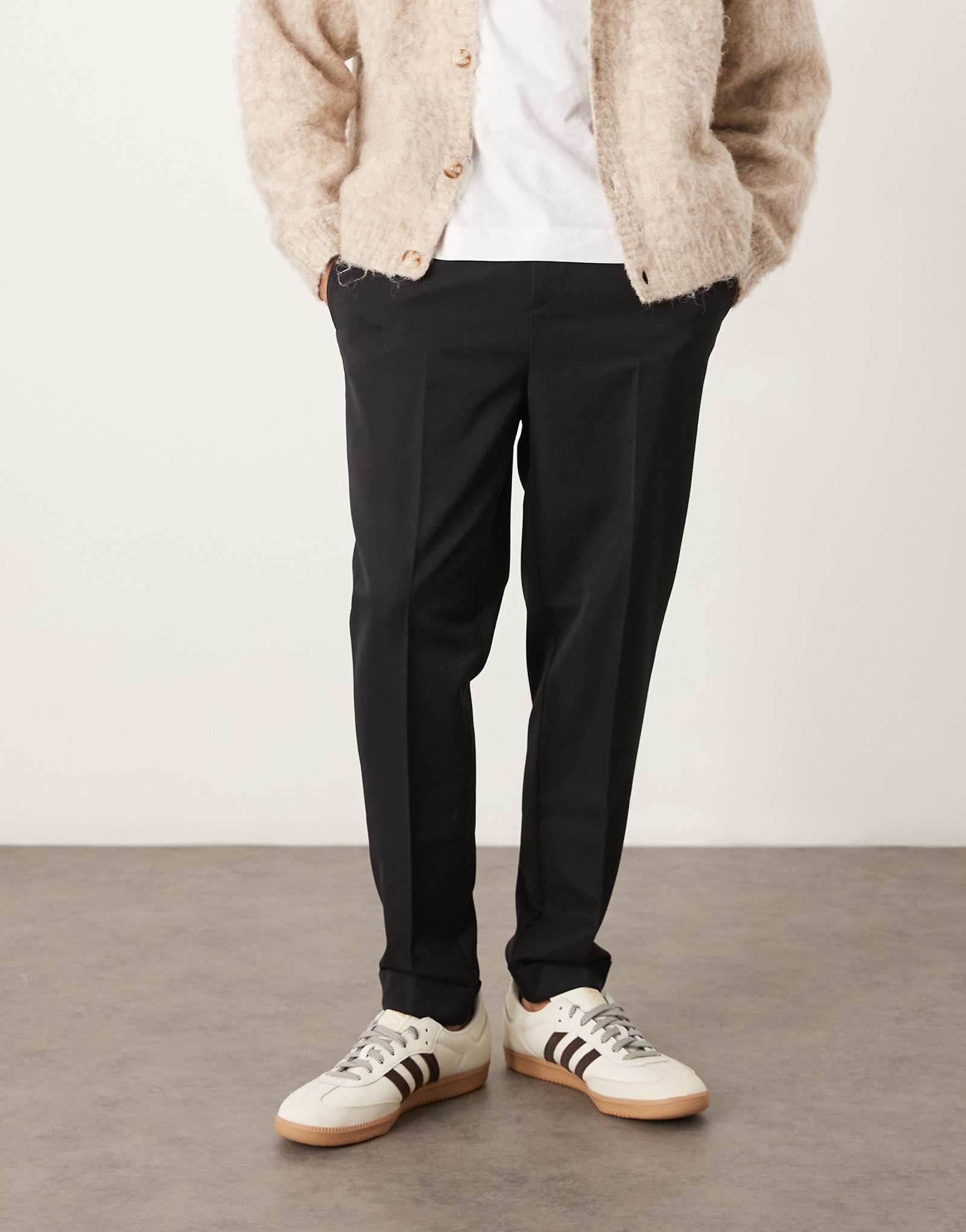 Элегантные брюки зауженного кроя с отворотами от ASOS DESIGN черного цвета с эластичным поясом 5290₽