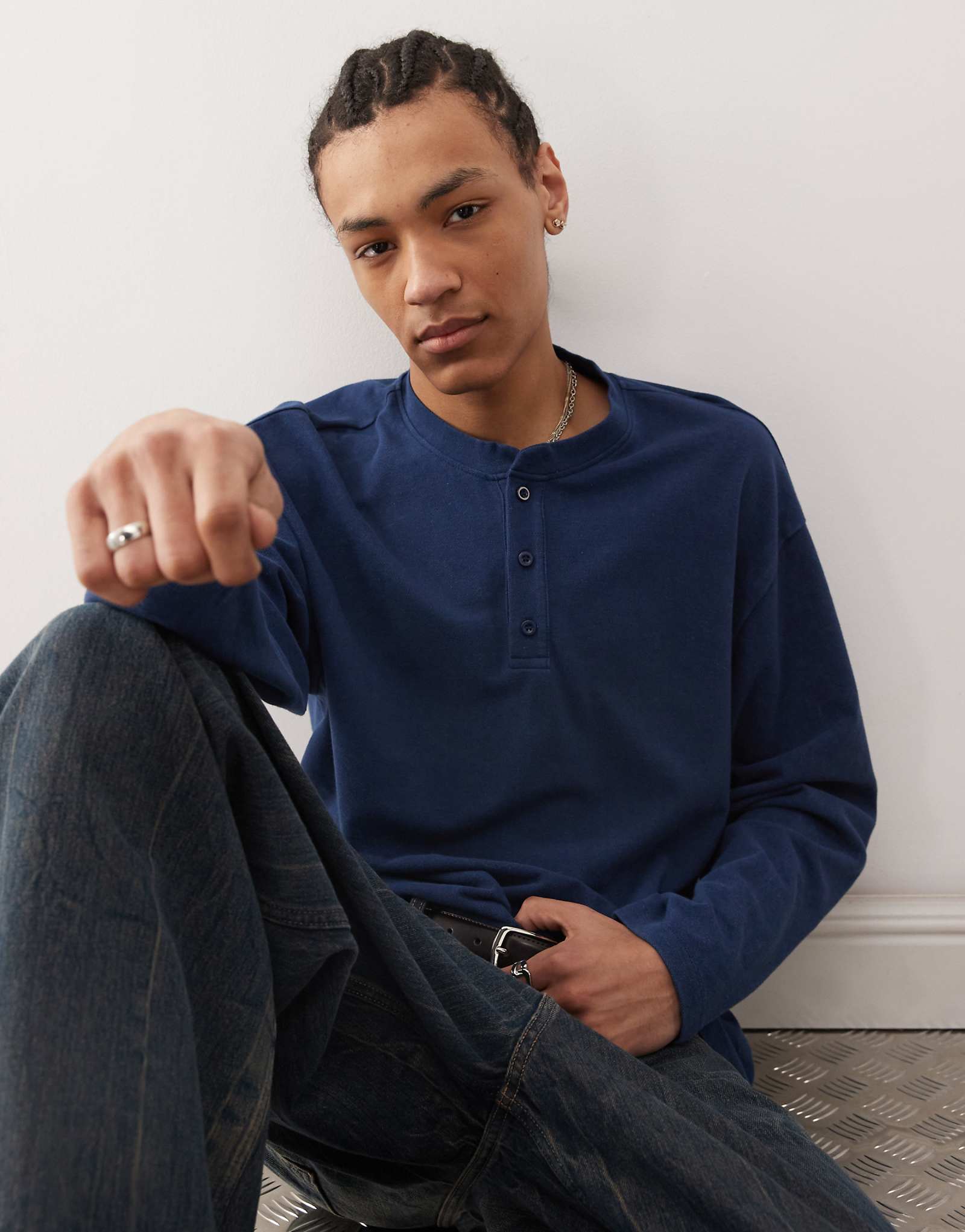 Выстиранный по сговору темно-синий облегающий топ henley 4890₽