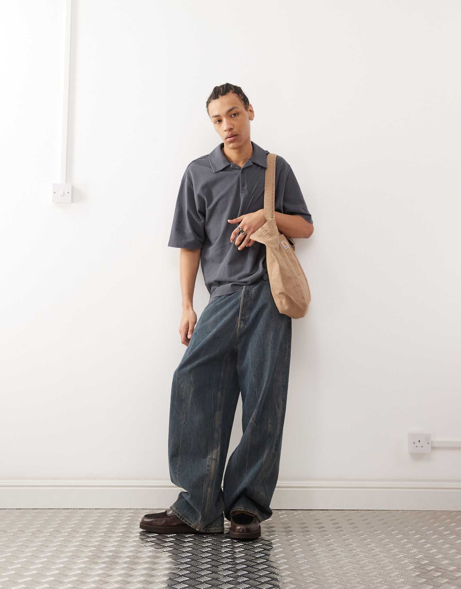 Выстиранная в сговоре черная футболка-поло квадратной формы 3690₽