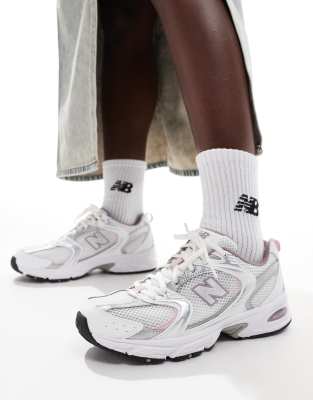 Женские кроссовки New Balance 530 белого цвета с розовыми деталями