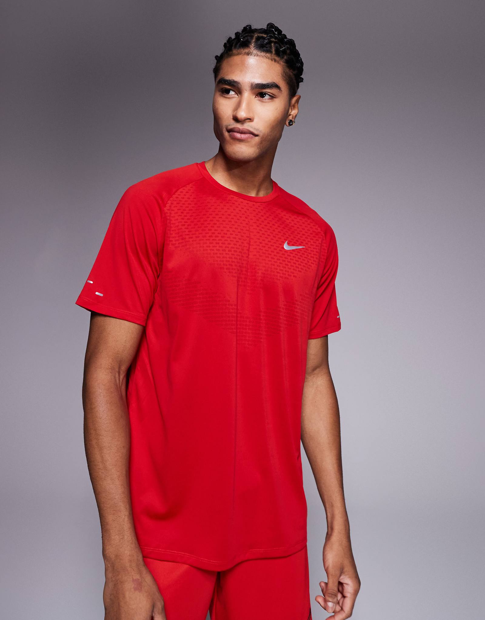 Красная футболка Nike Running Stride 3890₽