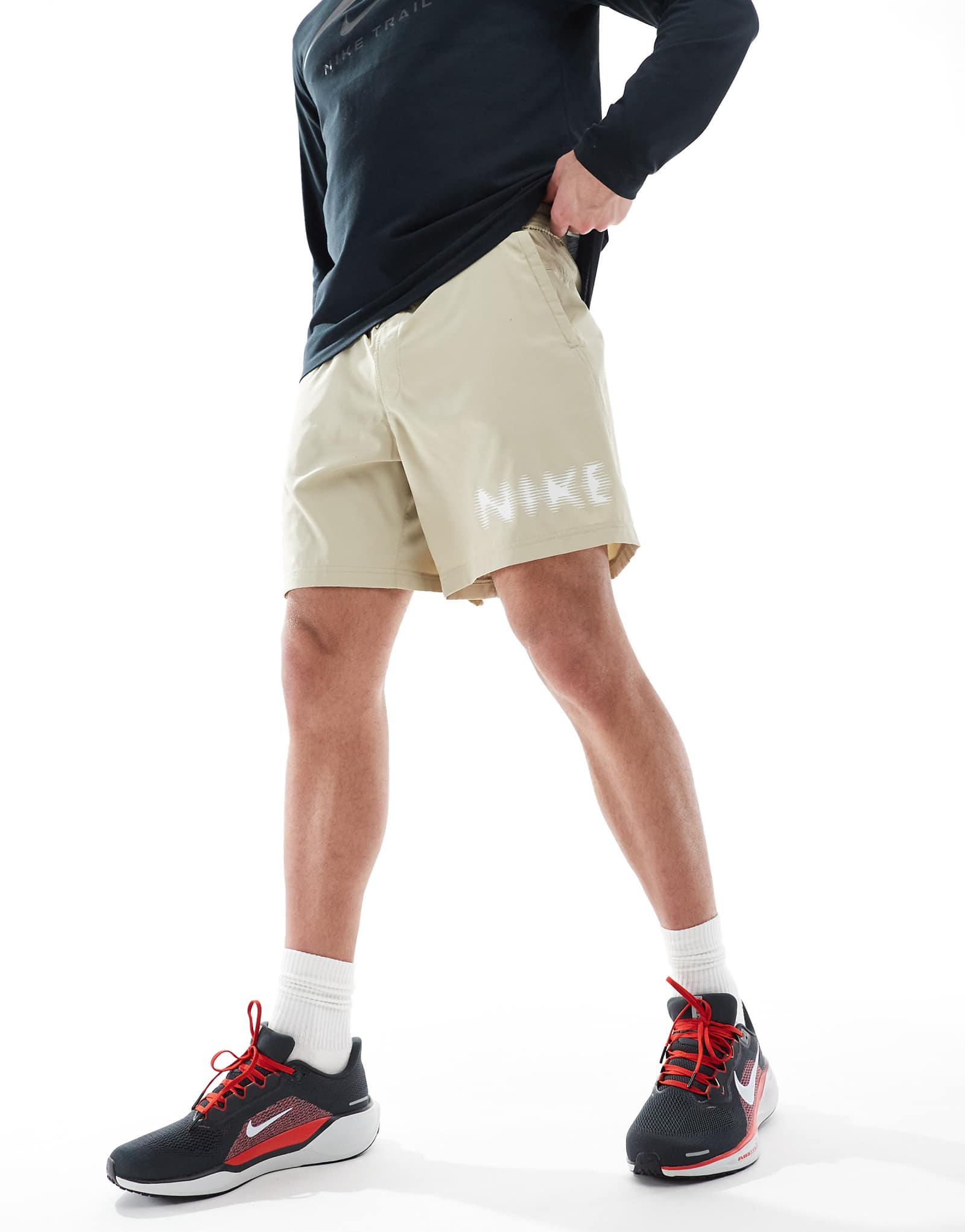 7-дюймовые шорты Nike Training с размытым рисунком swoosh бежевого цвета 9490₽