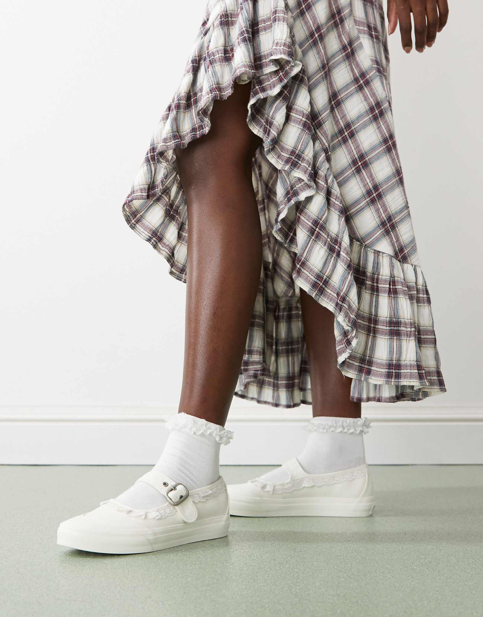 Парусиновые кроссовки Vans Mary Jane белого цвета с рюшами 5690₽