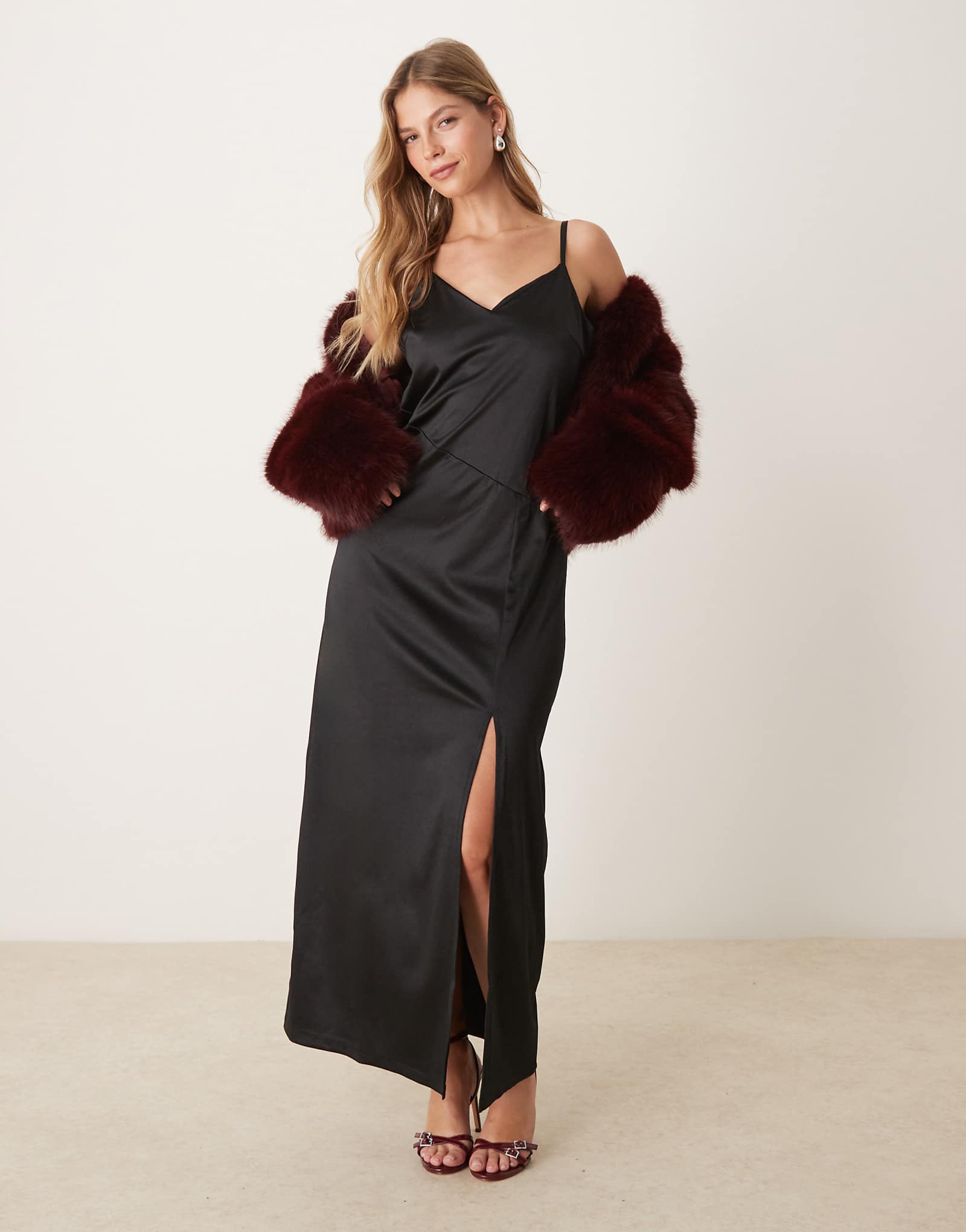 Атласное платье-майка Vila черного цвета 2990₽