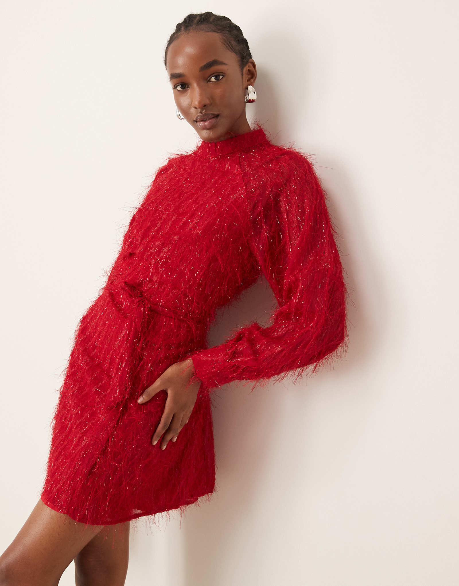 Мини-платье с пышной текстурой и завязкой на талии красного цвета от Vila 11890₽