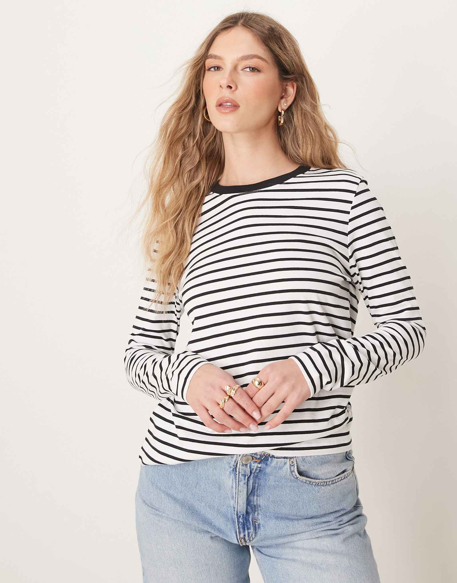 Облегающая футболка Selected Femme с длинным рукавом в черно-белую полоску 3690₽