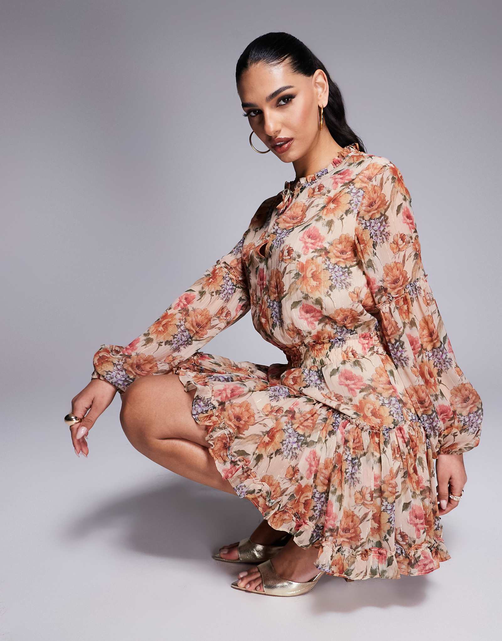 Мини-платье из шифона Lulus с оборками на подоле темно-серого цвета в цветочек