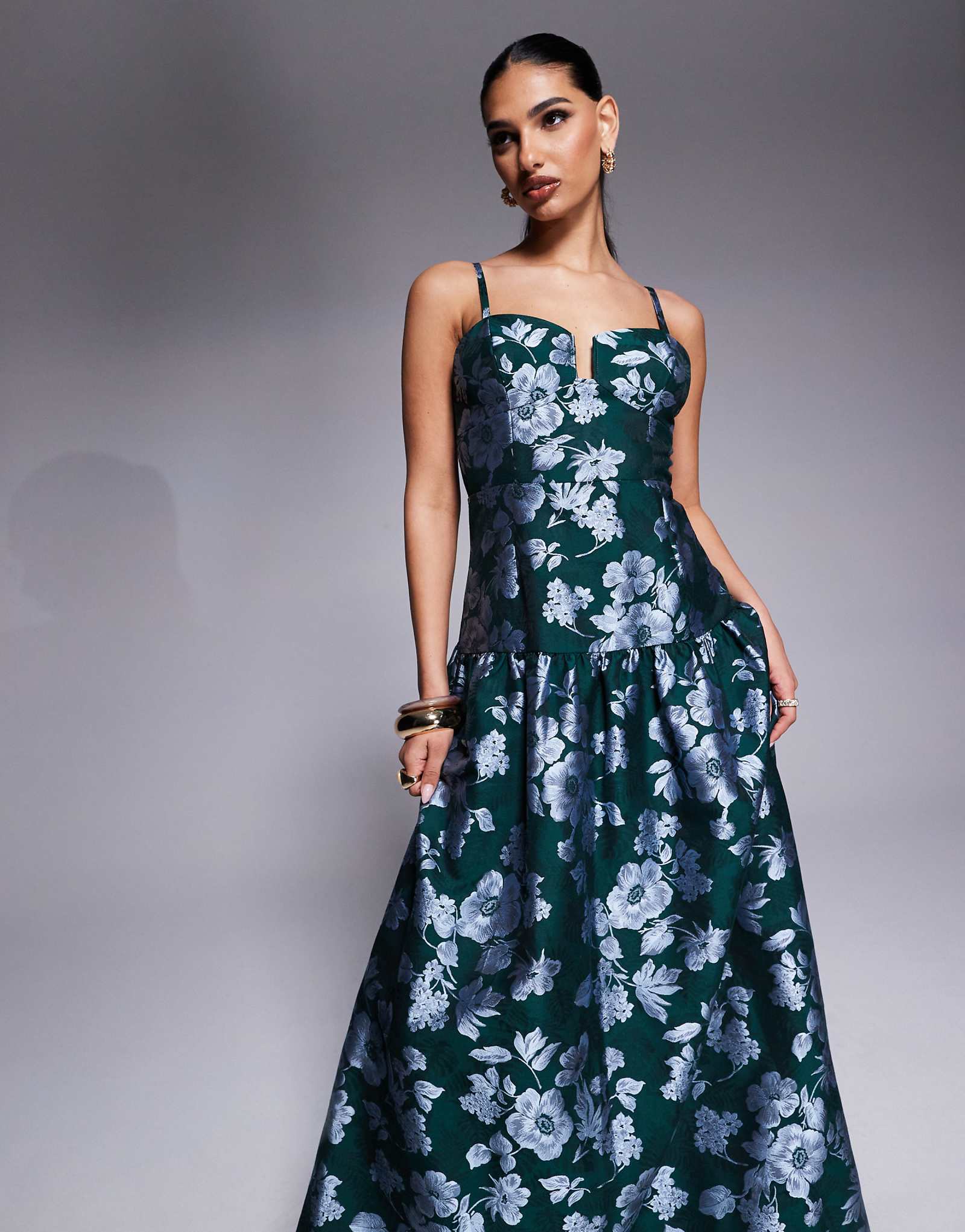 Жаккардовое макси-платье Lulus с заниженным подолом в зелено-голубой цветочек