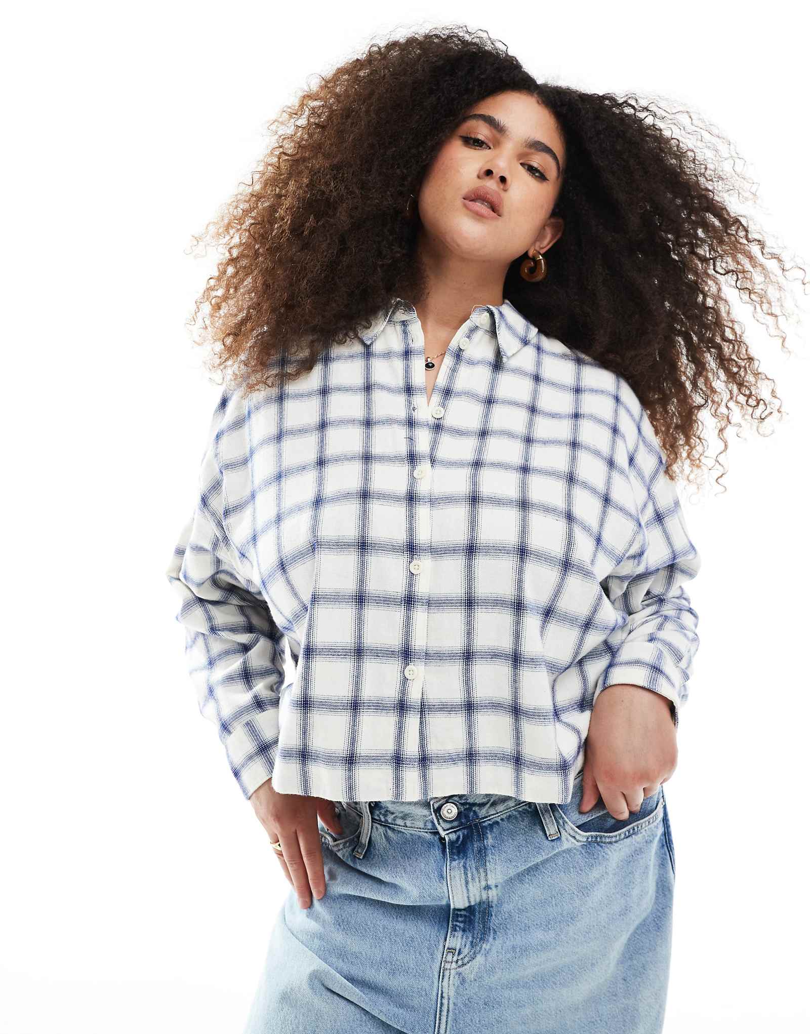 Укороченная рубашка с длинным рукавом Madewell Plus в темно-синюю и кремовую клетку 15590₽