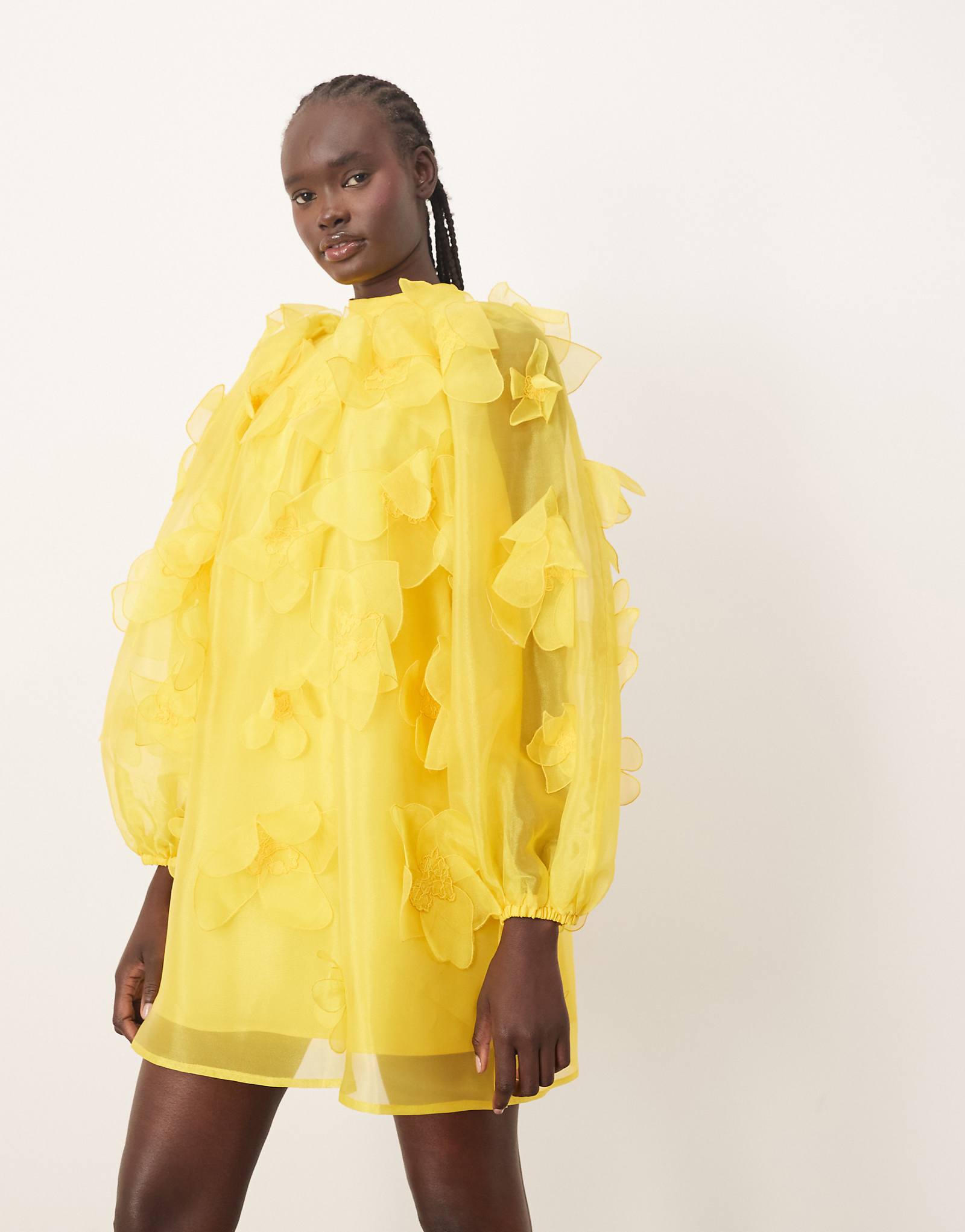 Мини-платье-трапеция желтого цвета с цветочной аппликацией из органзы и высоким вырезом-трапецией 17390₽