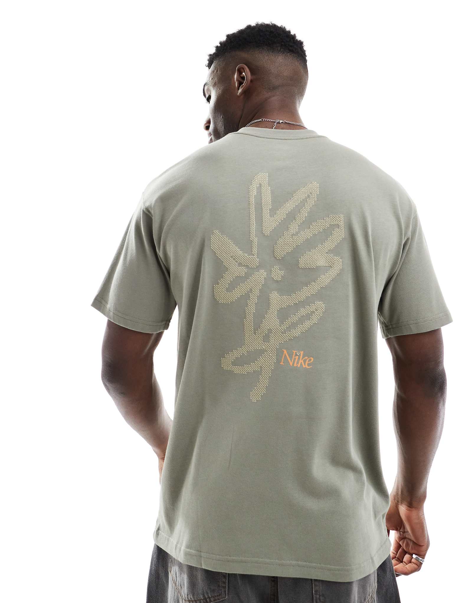 Футболка Nike с цветочным рисунком цвета хаки 6090₽