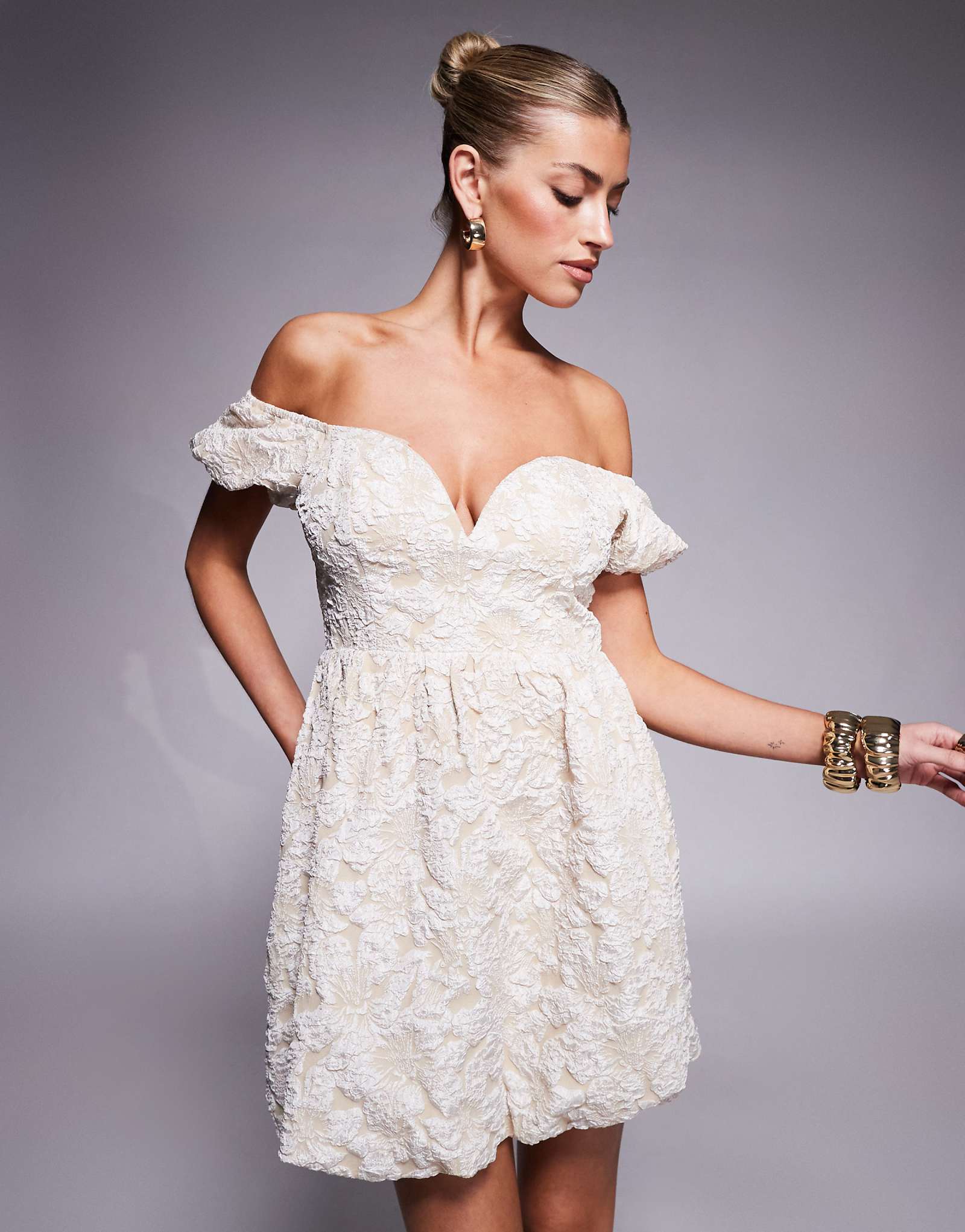 Жаккардовое мини-платье Lulu с открытыми плечами и пышными рукавами цвета слоновой кости