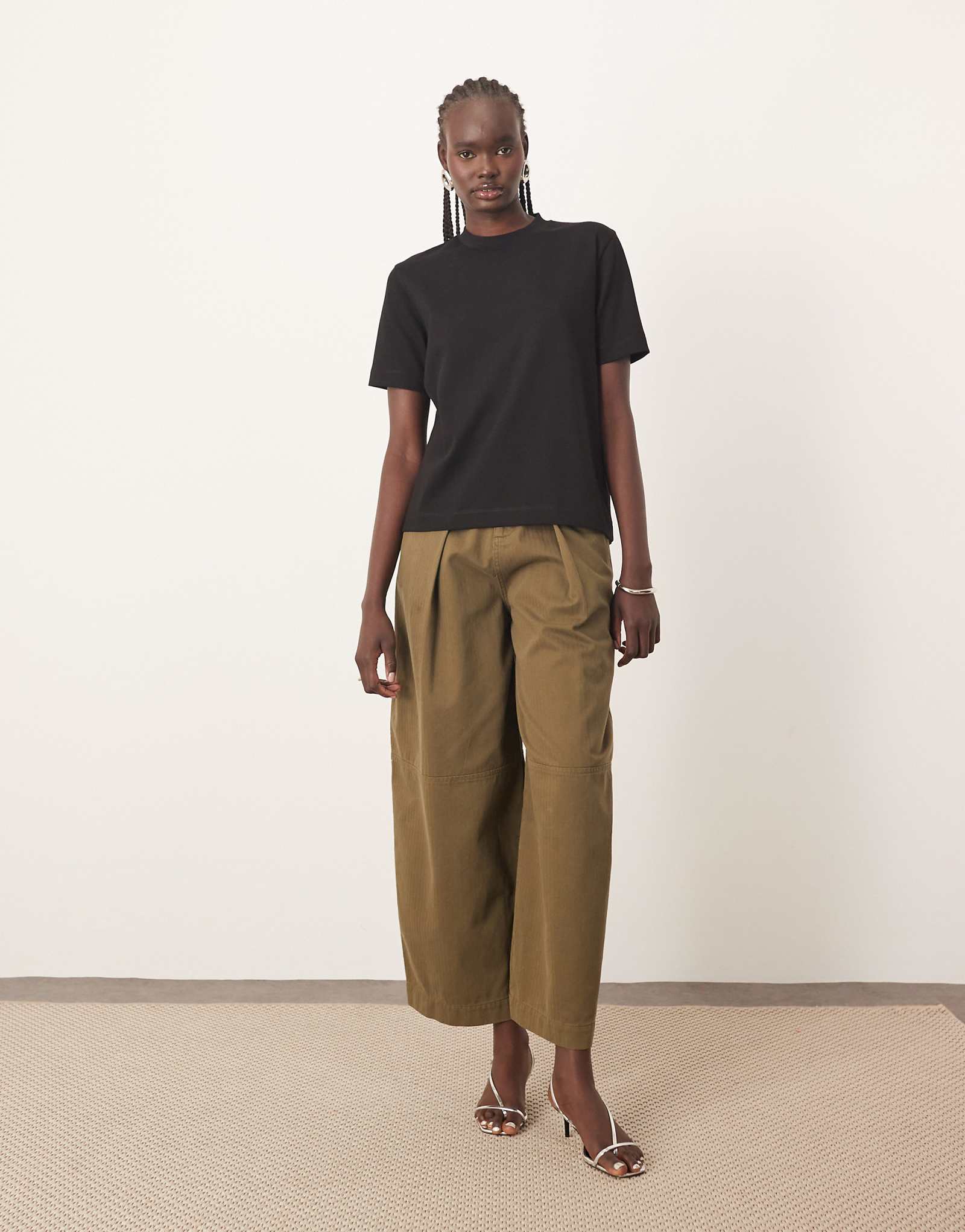 НАДЕНЬТЕ обычную футболку чистого кроя черного цвета 3390₽