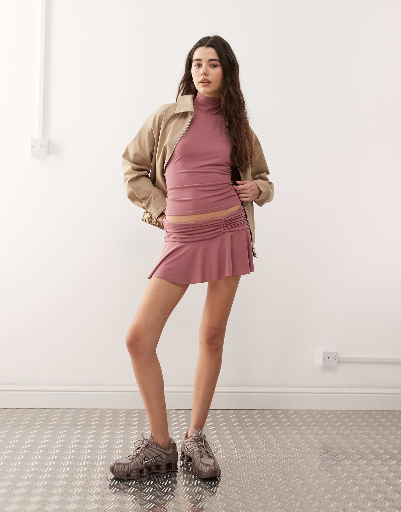 Мягкая облегающая юбка-микро-мини с рюшами COLLUSION розового цвета - часть комплекта 3290₽