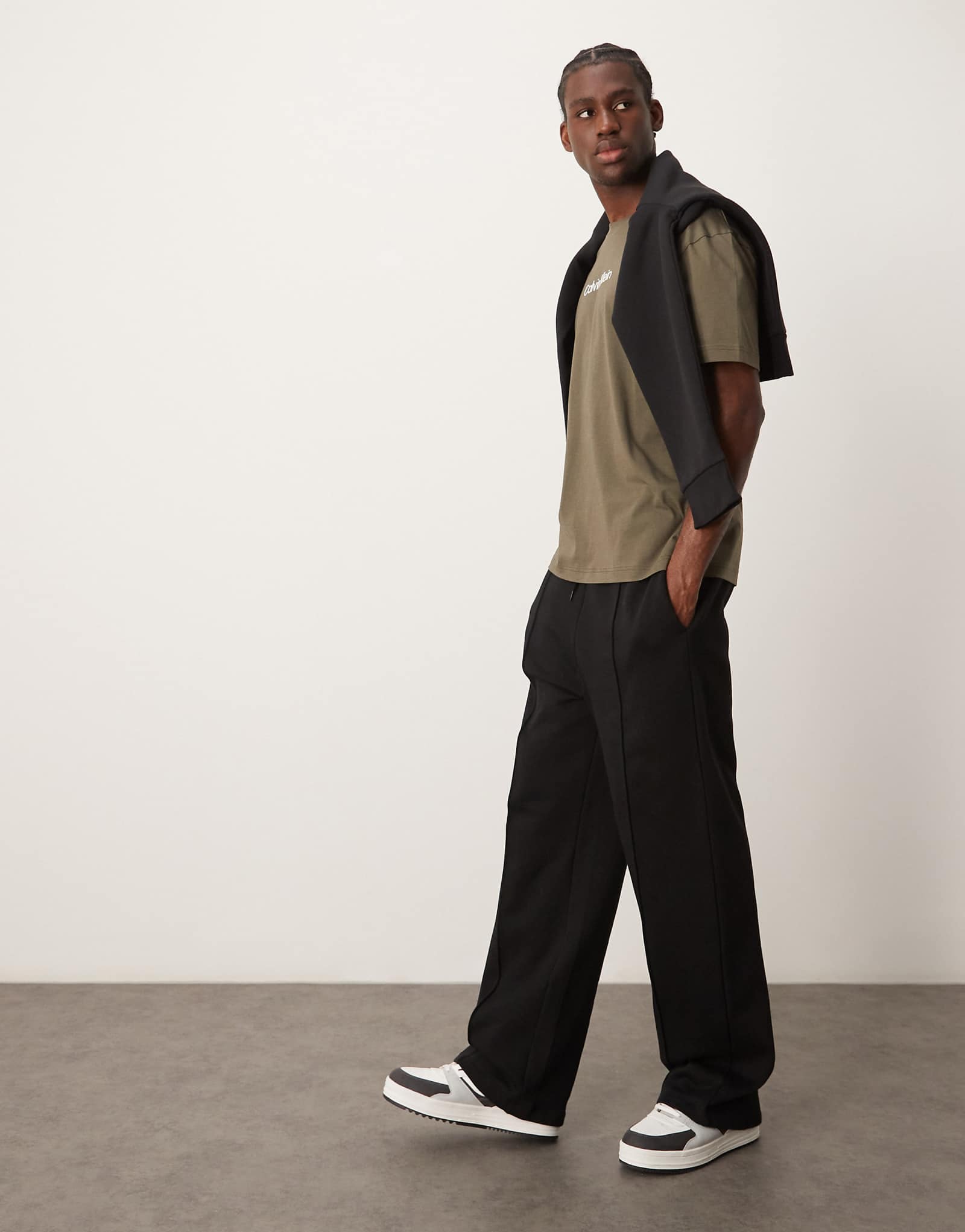 Комфортная футболка с логотипом Calvin Klein hero оливково-зеленого цвета 5190₽