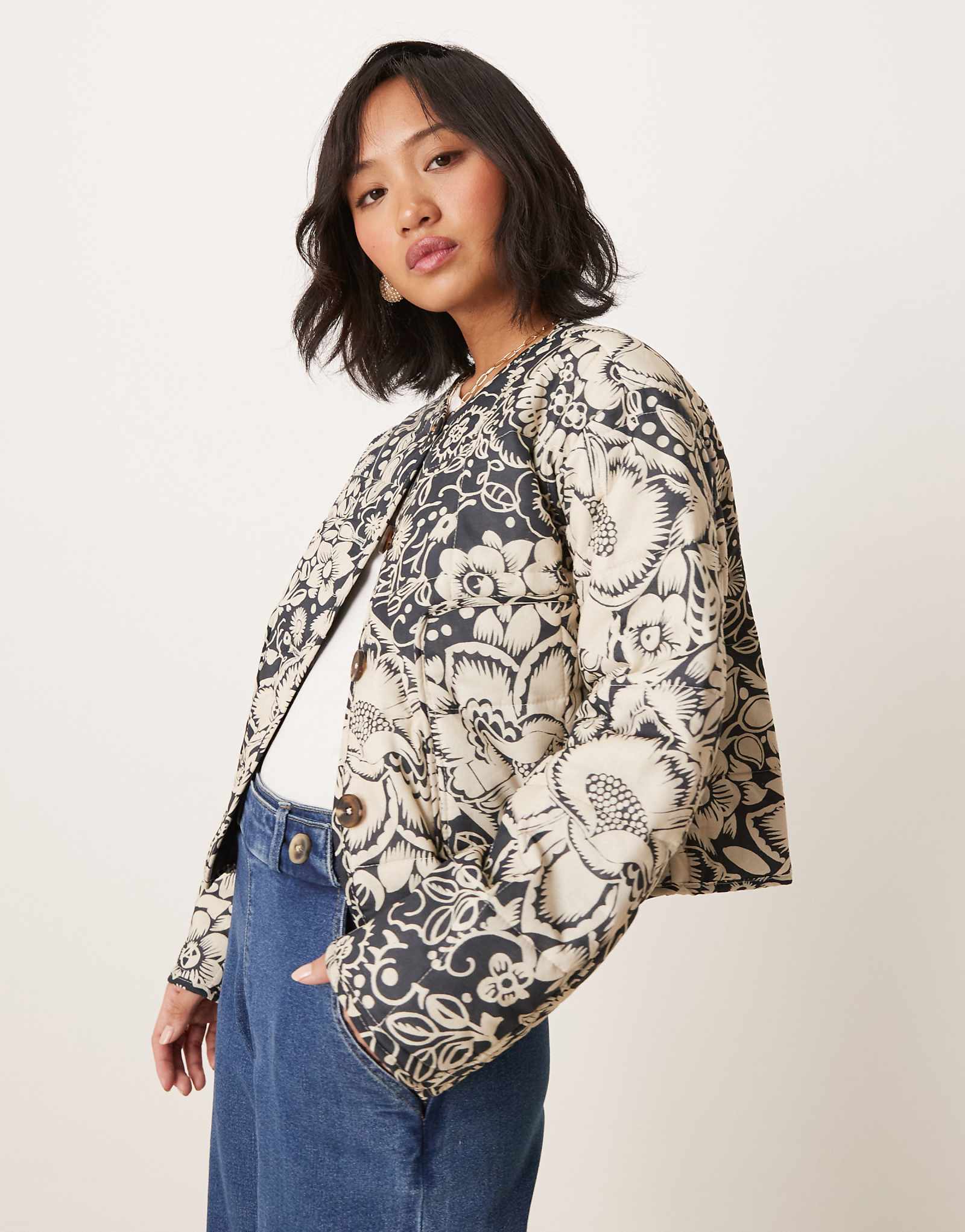 Стеганая куртка без воротника Petite crop от ASOS DESIGN в однотонном цветочном стиле 10190₽
