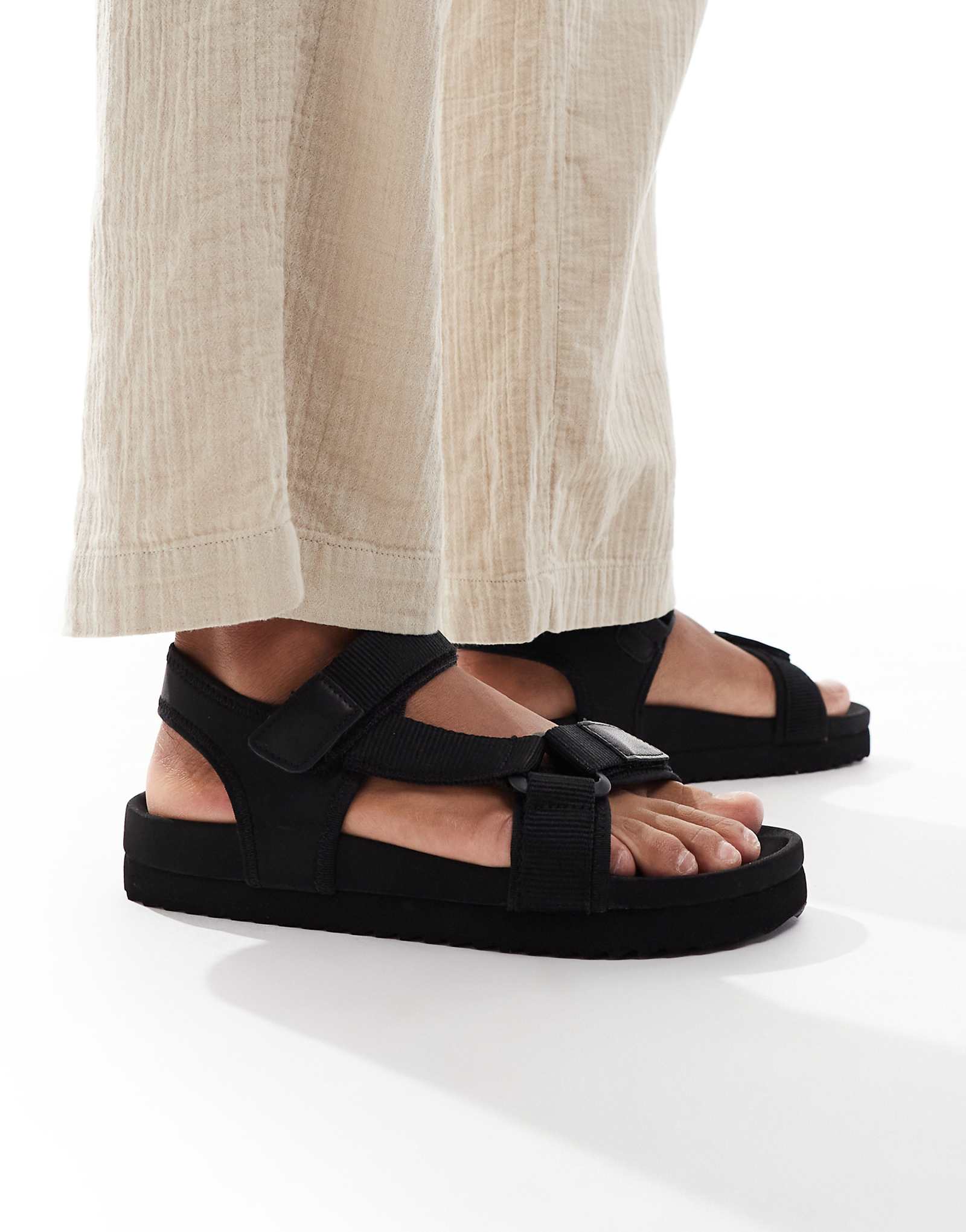 Сандалии ASOS DESIGN tech черного цвета 6890₽