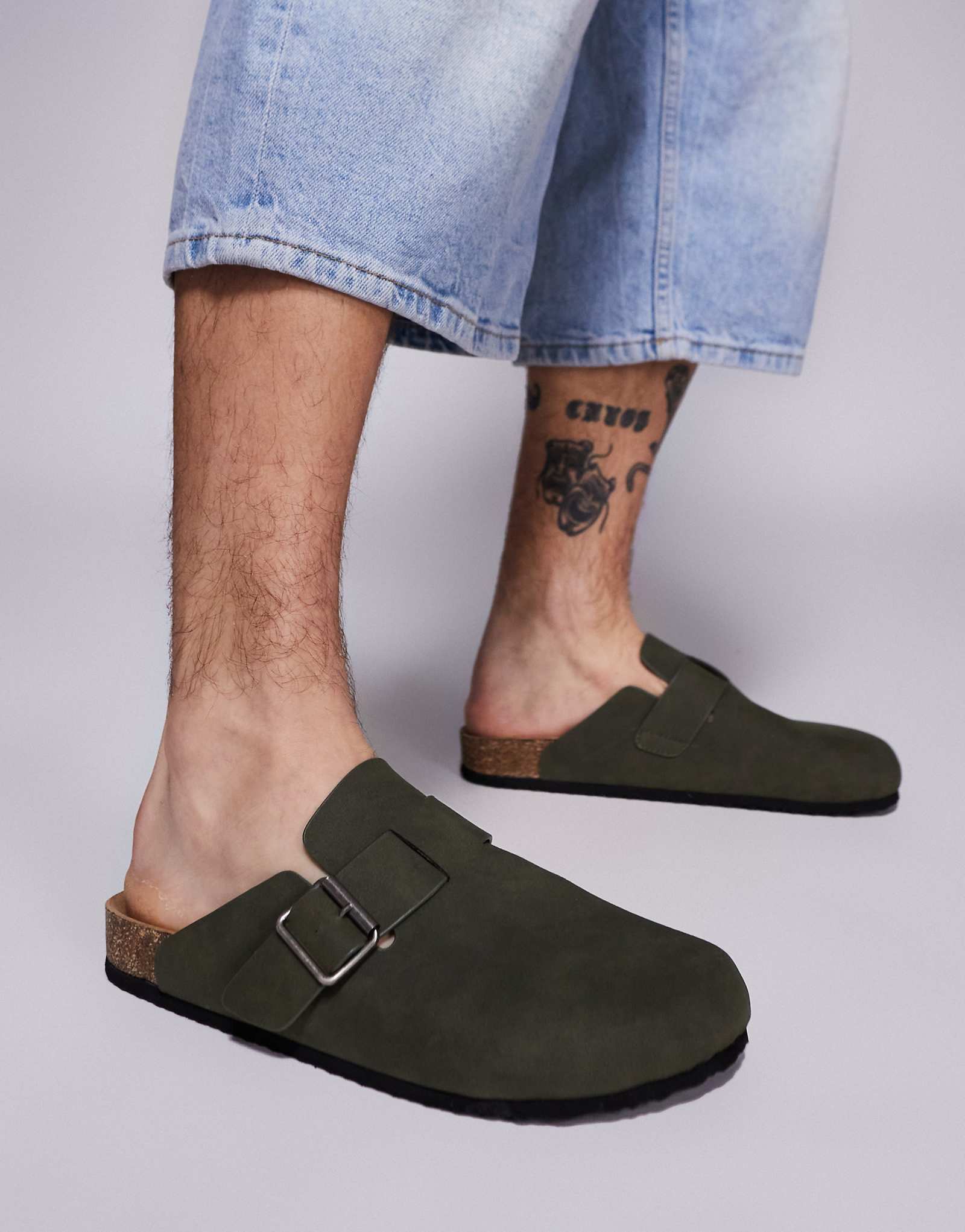 Дизайнерские сандалии-сабо ASOS оливкового цвета с пробковой подошвой 8790₽