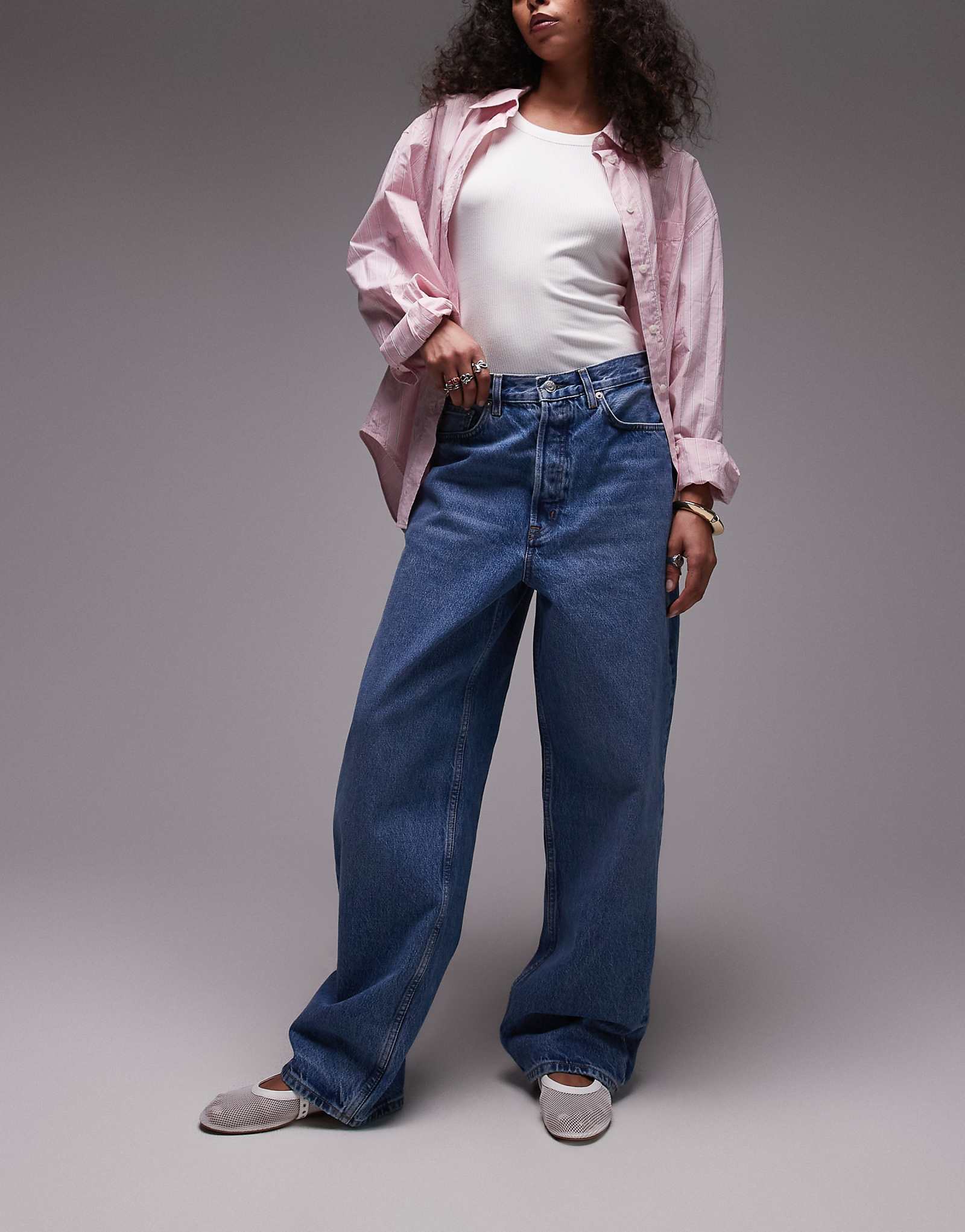 Джинсы ARKET Amber barrel leg светло-голубого цвета 8590₽