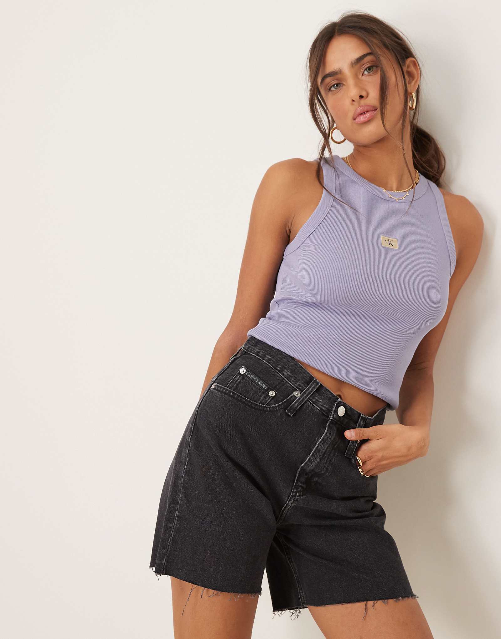 Джинсы-бермуды Calvin Klein черного цвета, постиранные