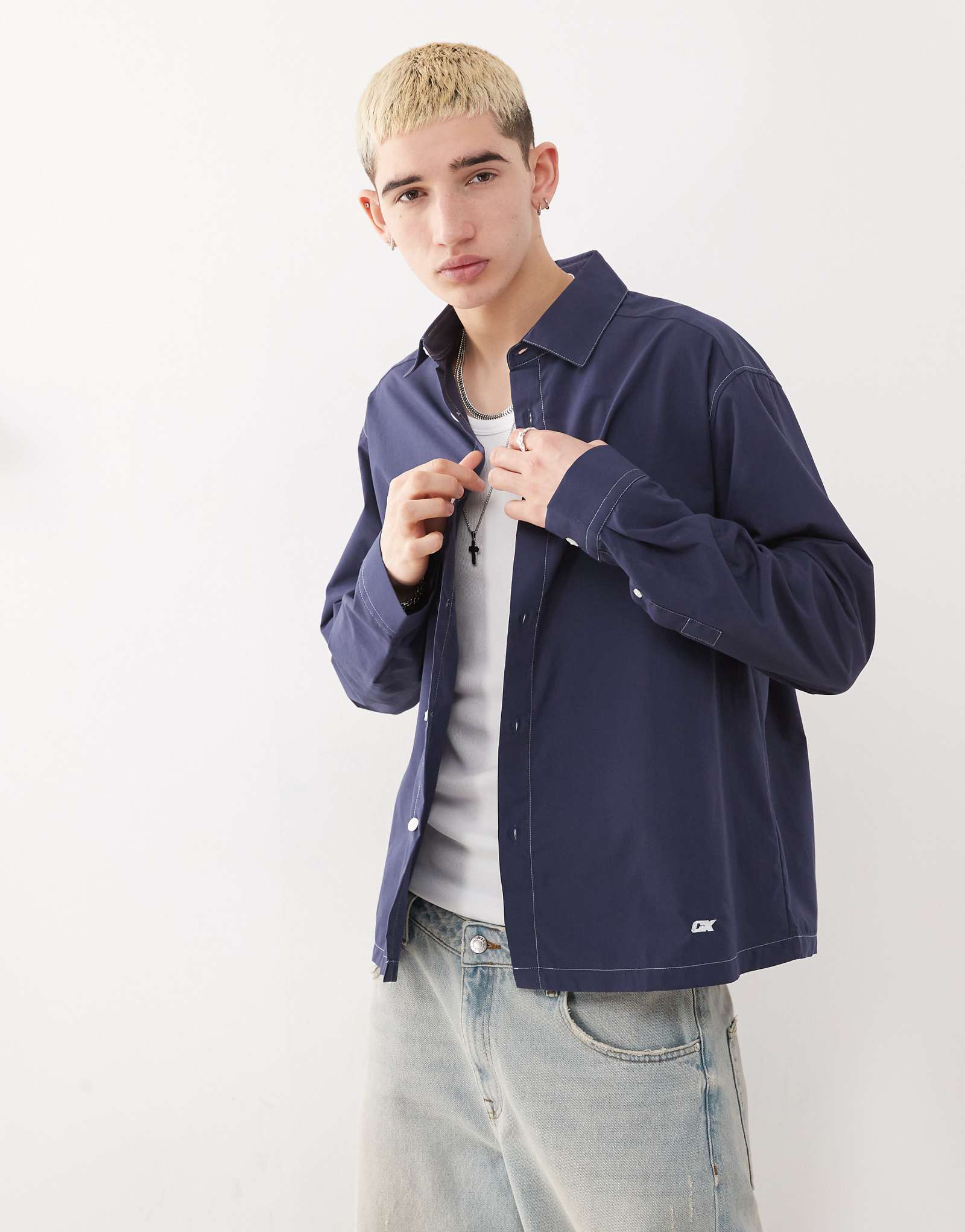 Рубашка из твиловой ткани COLLUSION с длинным рукавом и контрастной строчкой темно-синего цвета 2490₽