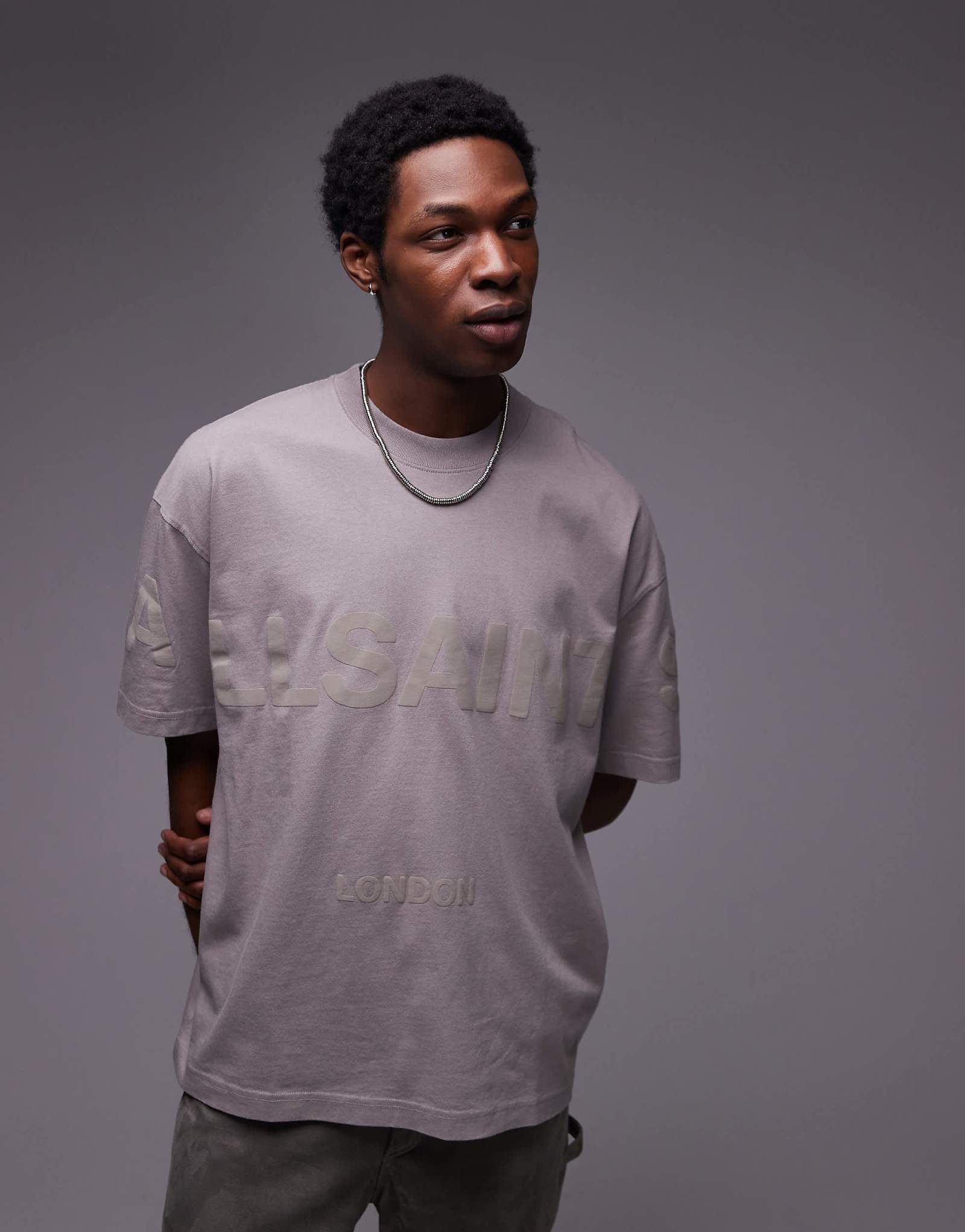 Футболка оверсайз с крупным логотипом AllSaints в тон каштаново-коричневого цвета 14490₽