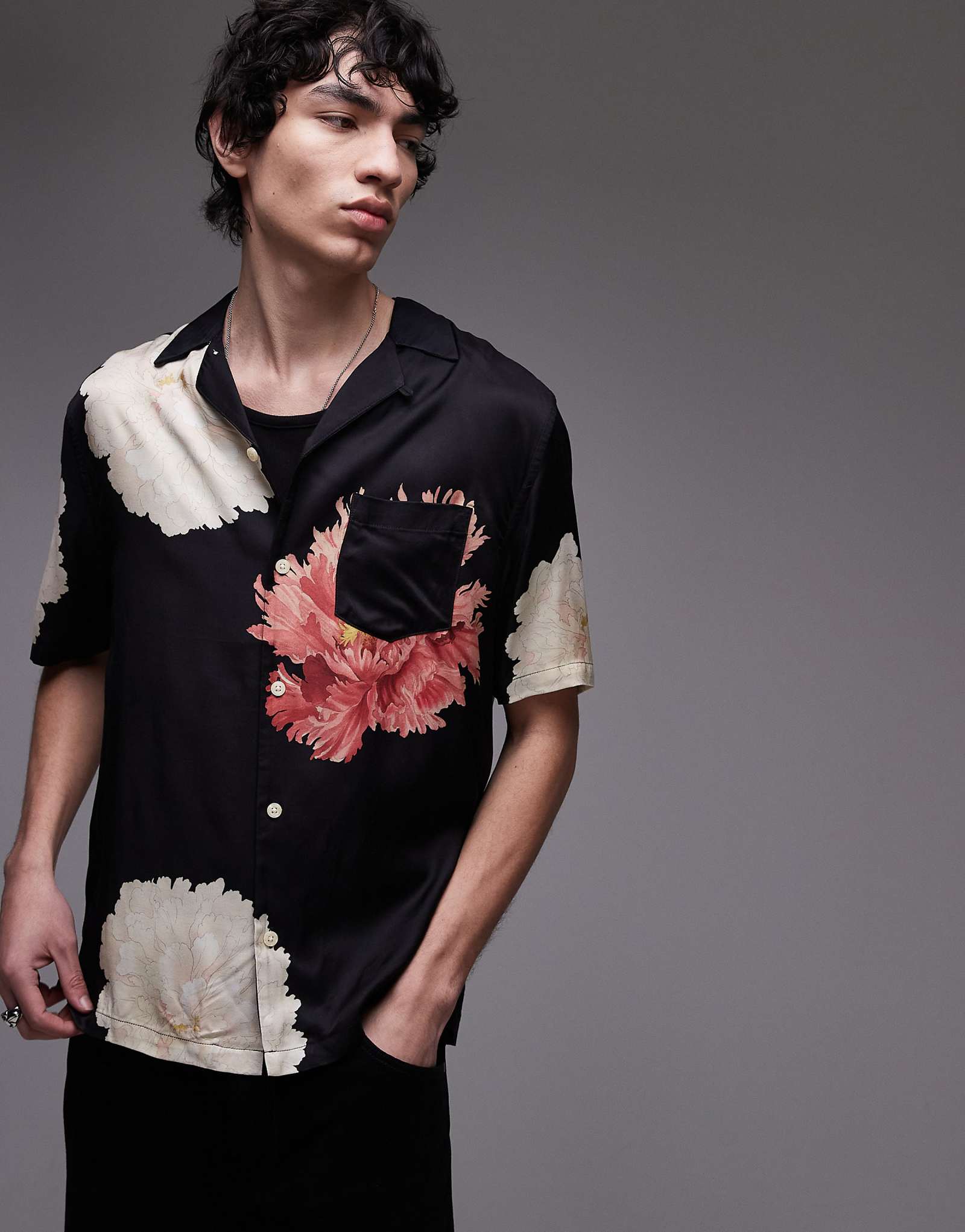 Черная рубашка с коротким рукавом AllSaints Fleur в цветочек