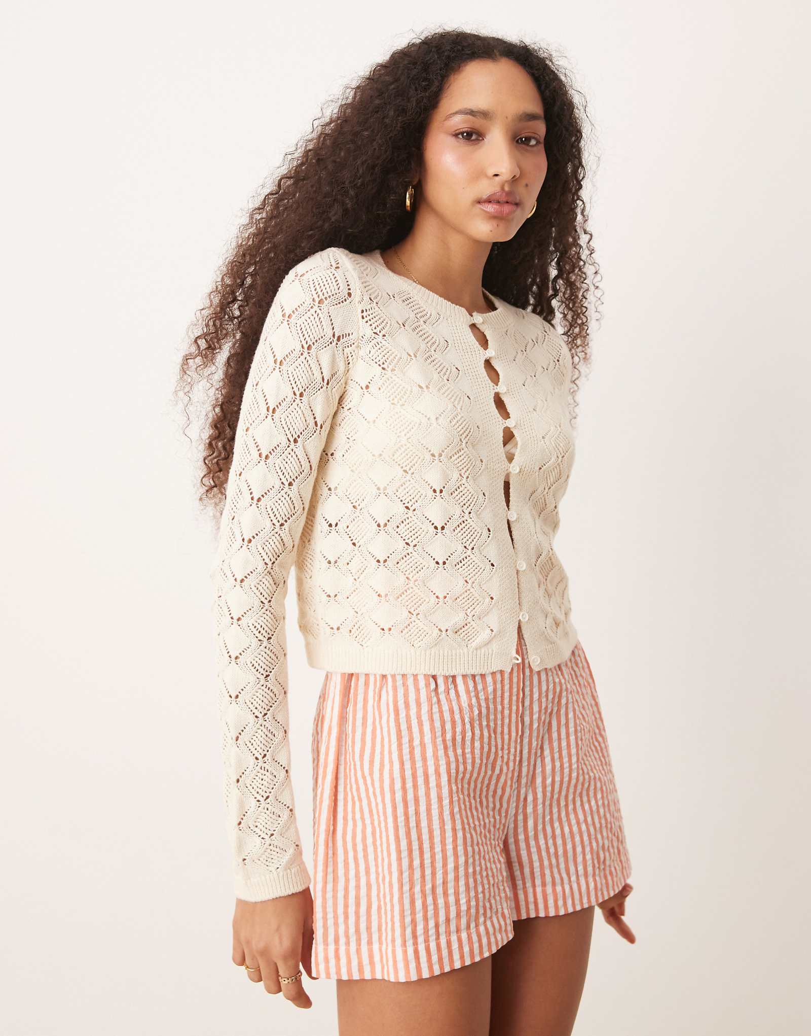 НЕЖНЫЙ кардиган кремовой вязки с ажурным узором 7390₽