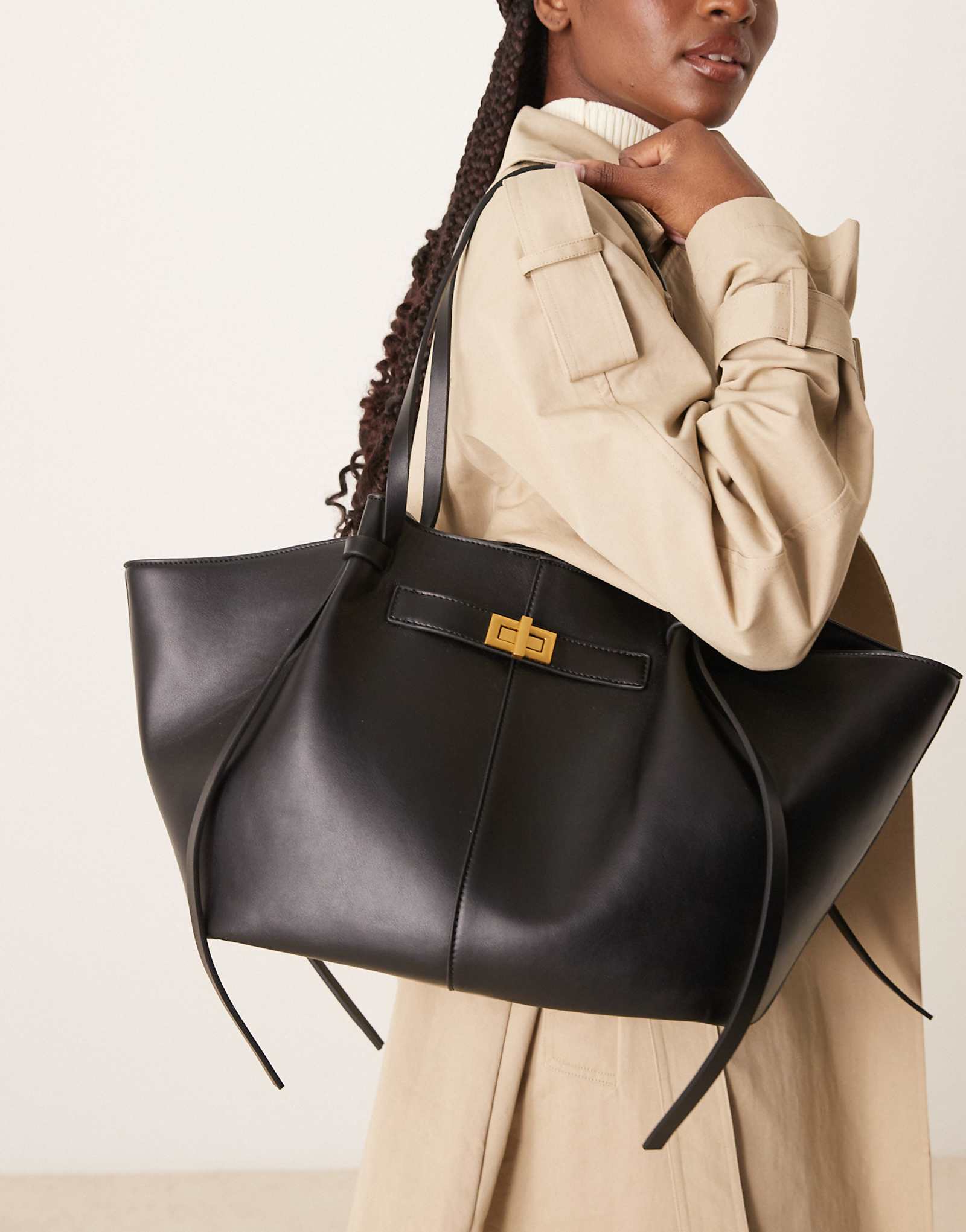 Сумка-тоут среднего размера из искусственной кожи Gina Tricot с ремешком и клатчем черного цвета 14790₽