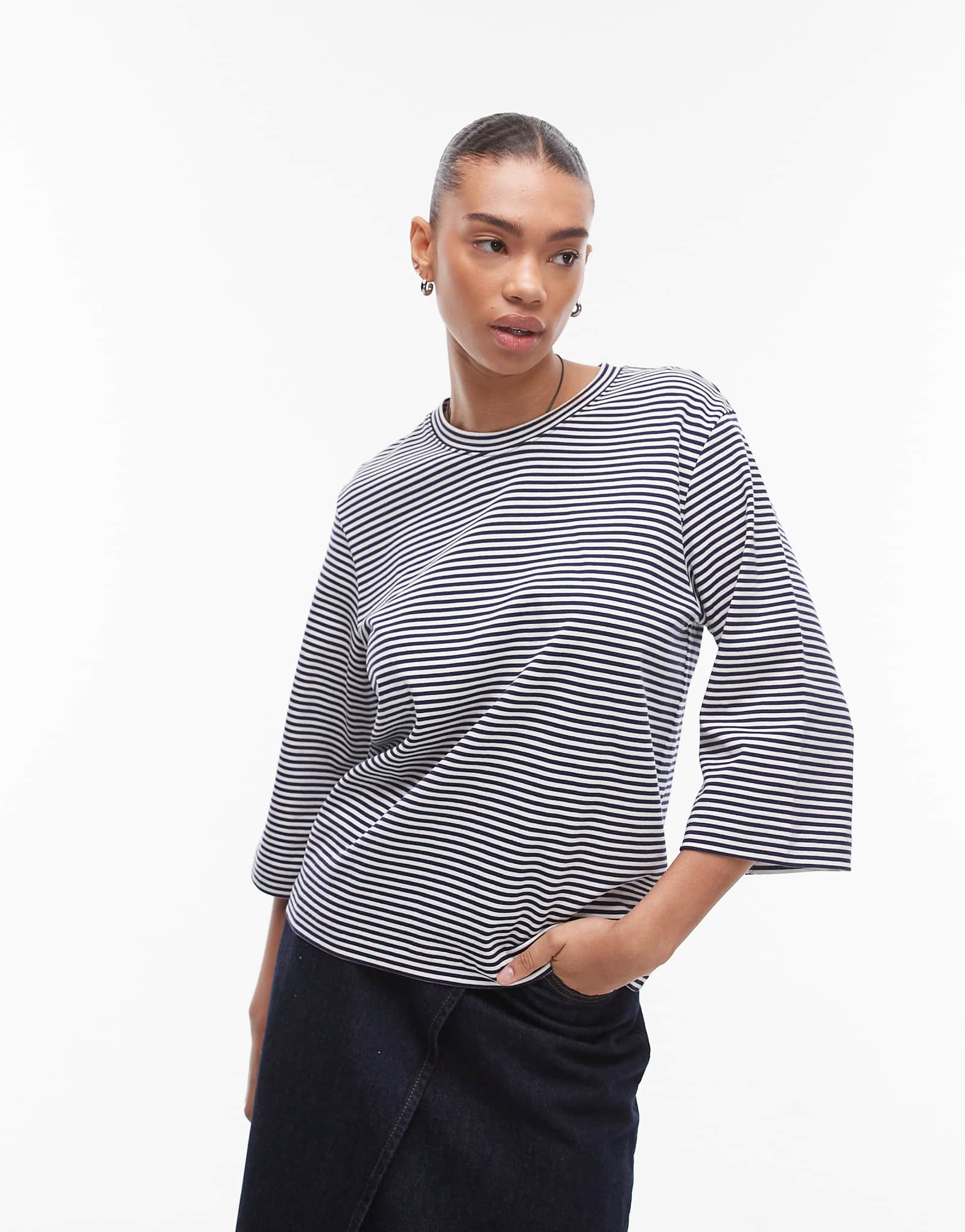 Футболка ARKET heavyweight с рукавом 34 в синюю и белую полоску 9990₽